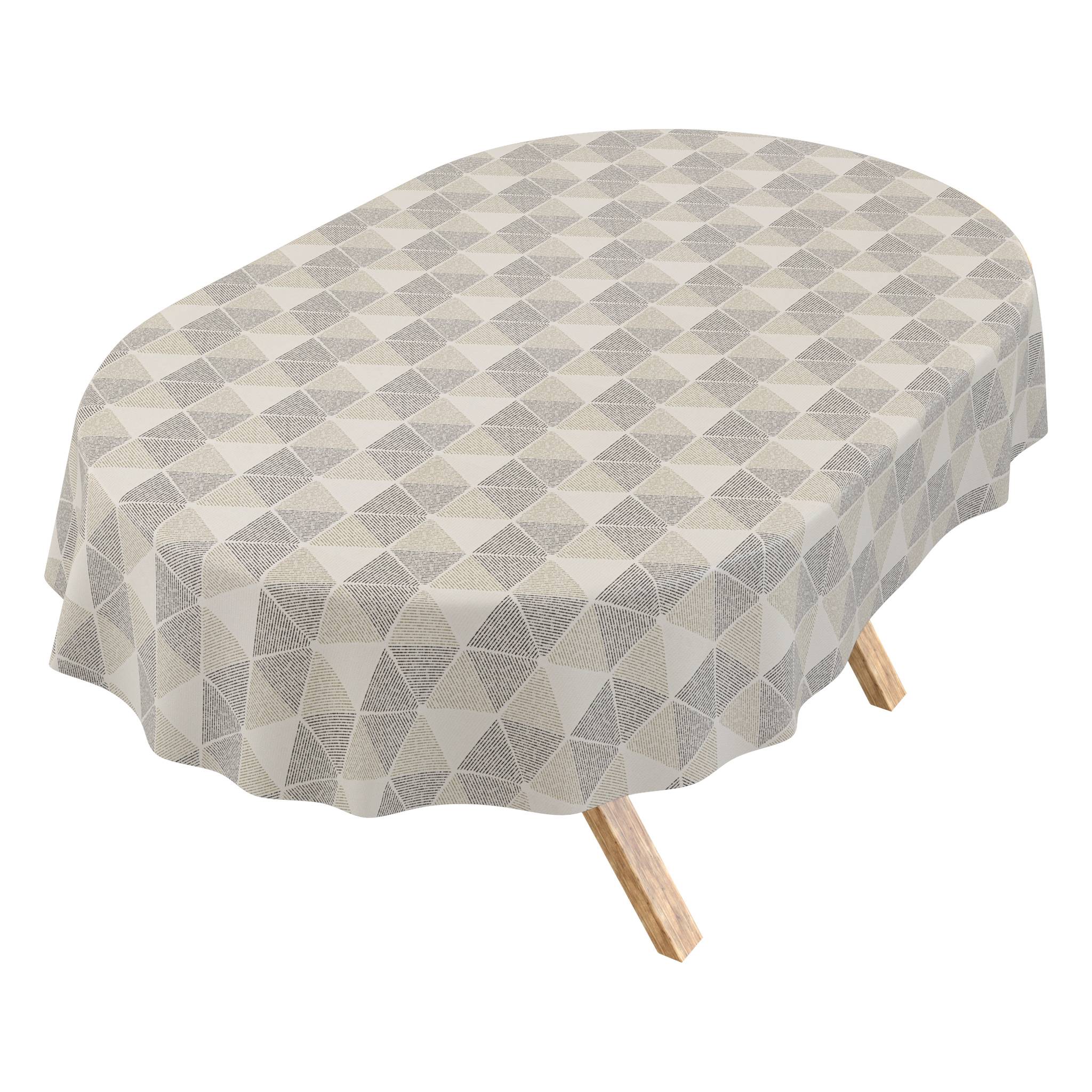 Ovaler Tisch mit einer graugemusterten geometrischen Tischdecke, unter der zwei hölzerne Tischbeine sichtbar sind.
