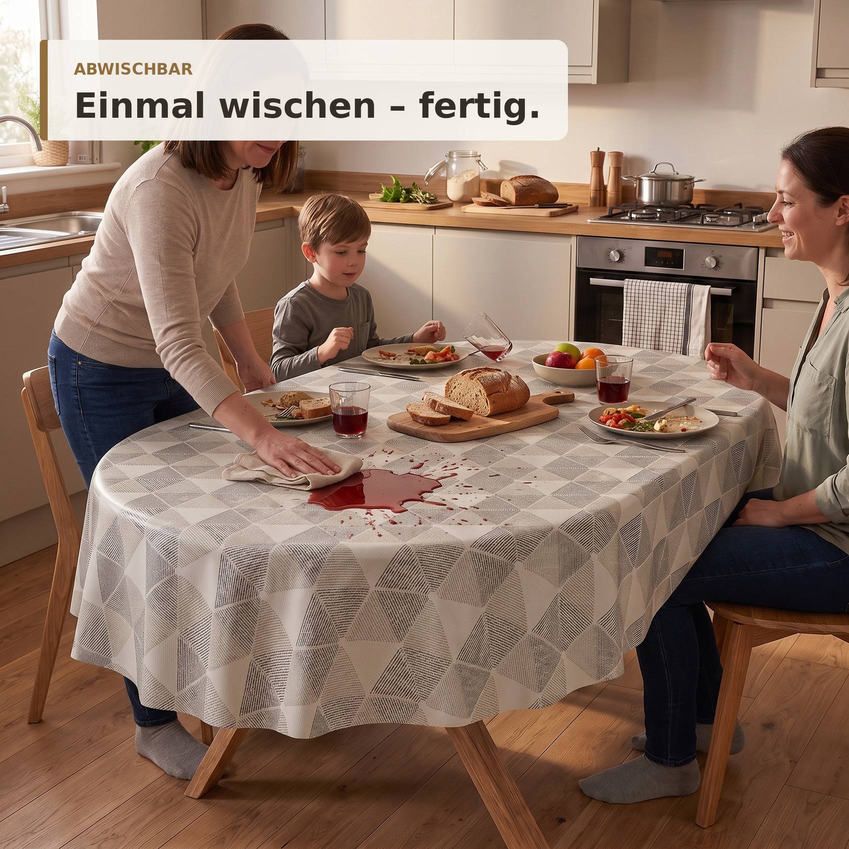 Frau wischt schnell ein verschüttetes rotes Getränk von einem Esstisch ab, während eine Familie in der Küche isst. Der Text lautet "ABWISCHBAR"" und ""Einmal wischen - fertig."