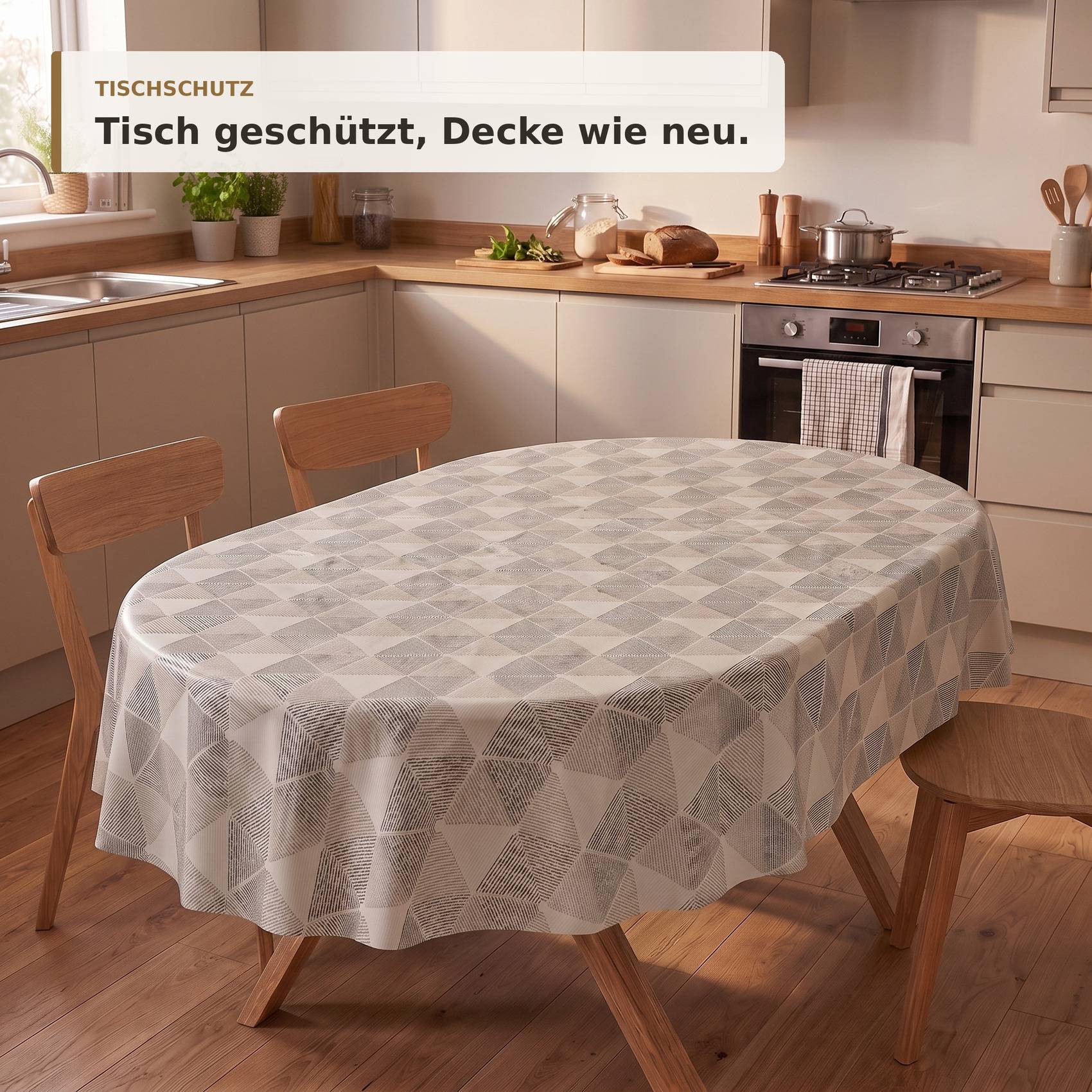 Moderne Küche mit einem ovalen Esstisch, bedeckt mit einer gemusterten Schutzdecke; Text lautet "TISCHSCHUTZ"" und ""Tisch geschützt, Decke wie neu."