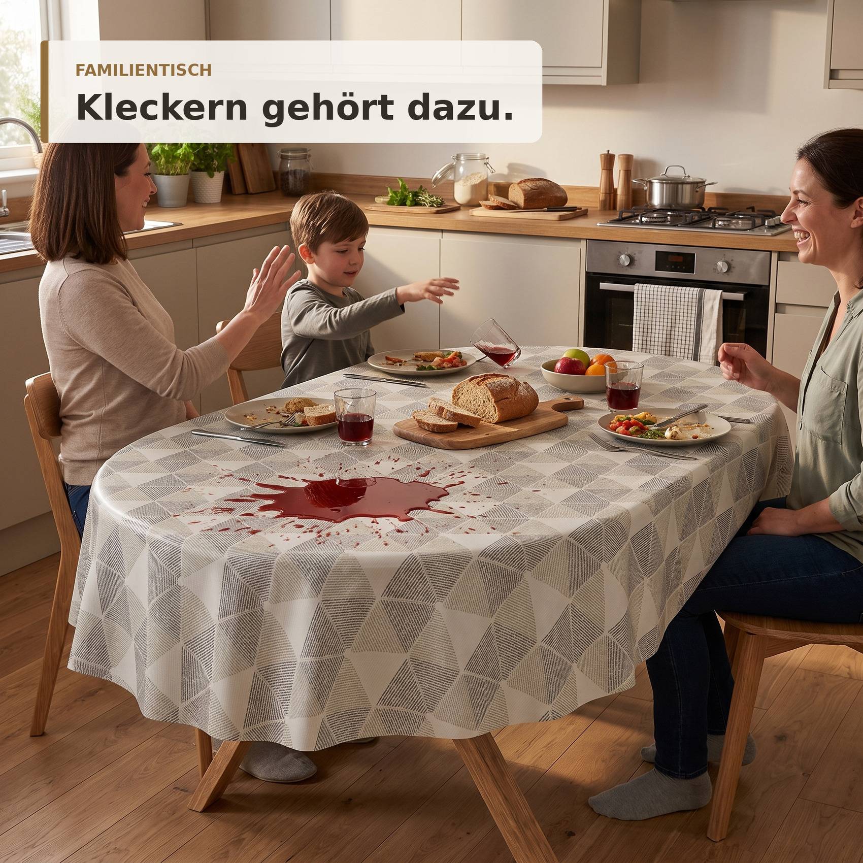 Familie am Küchentisch mit verschüttetem rotem Getränk; Banner liest „FAMILIENTISCH Kleckern gehört dazu."