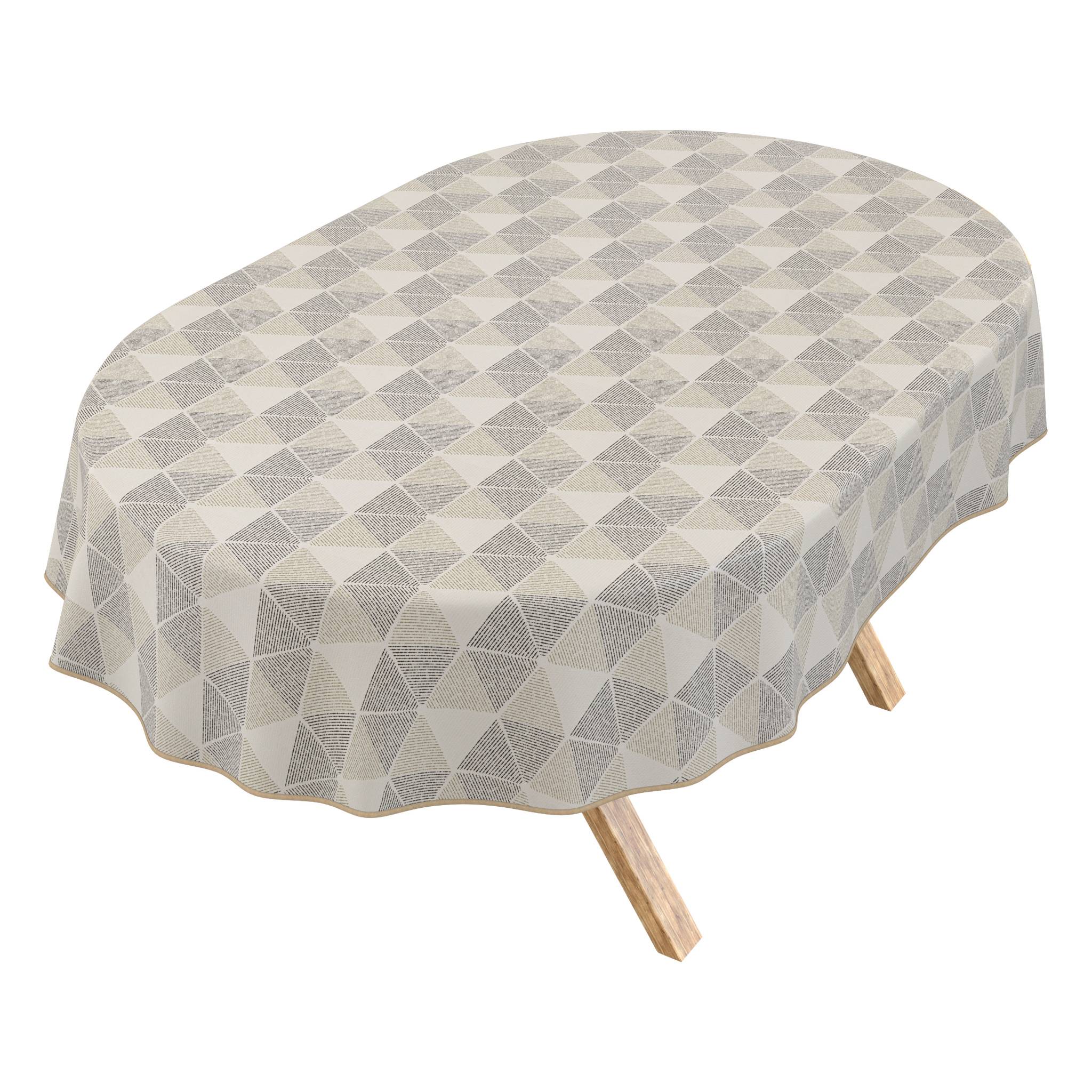 Ovaler Tisch mit einer grau gemusterten geometrischen Tischdecke, unter dem sichtbare Holzbeine zu sehen sind.