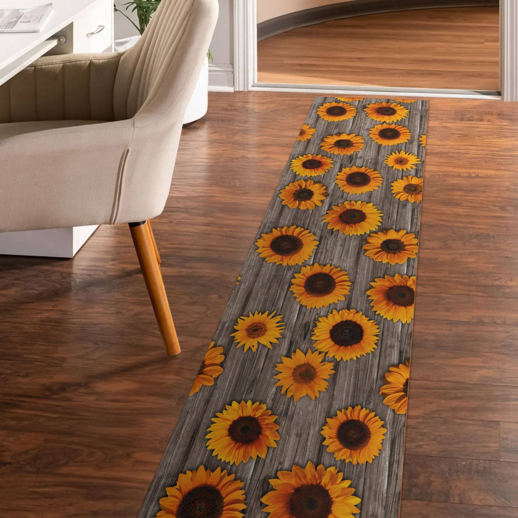 Sonnenblumenmuster-Läuferteppich auf einem Holzboden neben einem beigefarbenen Stuhl in einem Rauminneren.