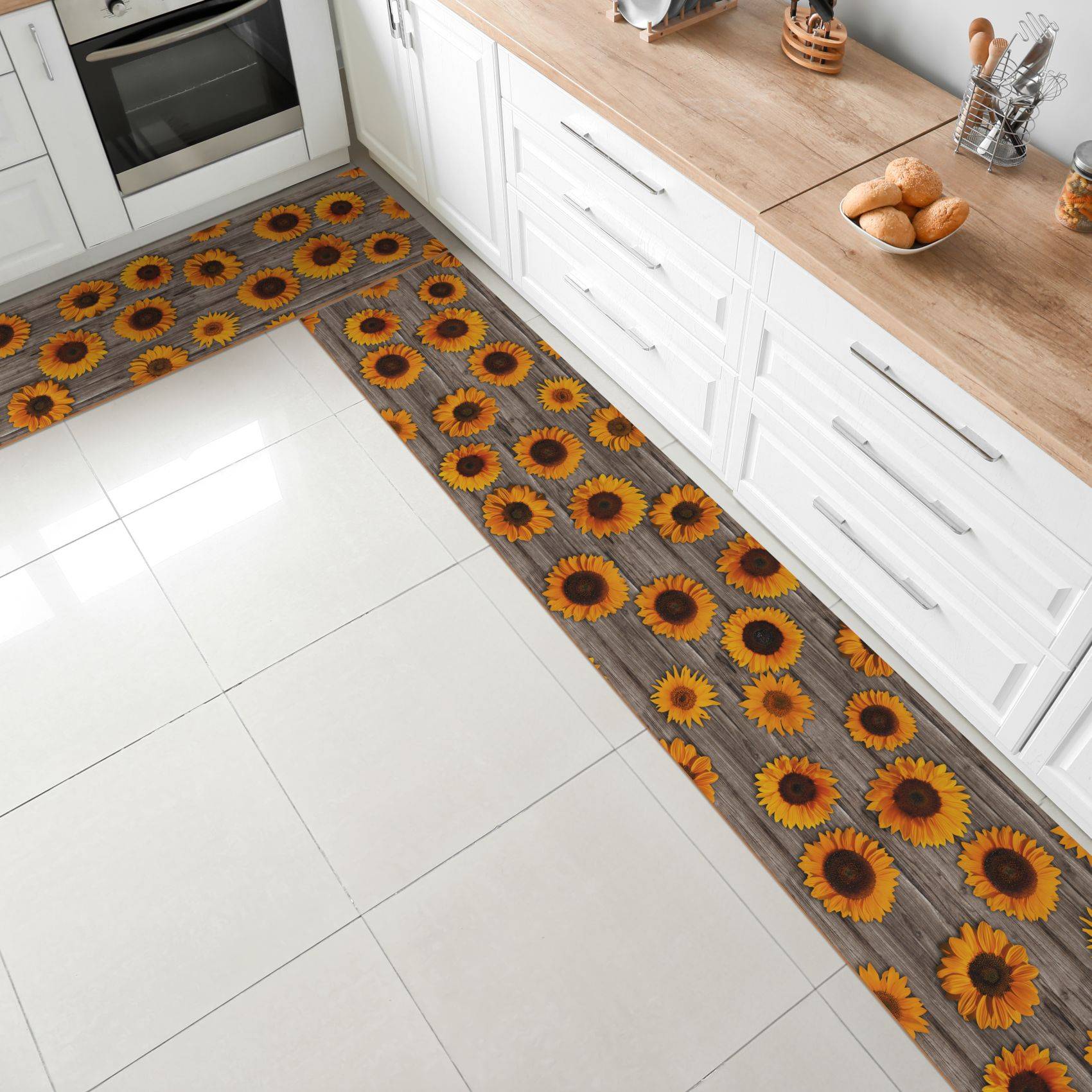 Helle Küche mit weißen Schränken und einer Holzarbeitsplatte, mit einem Läufer mit Sonnenblumenmuster entlang der Basis der Schränke.