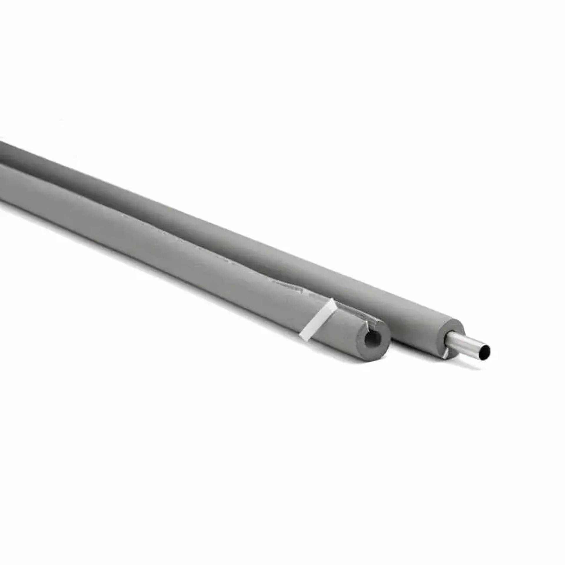 Zwei graue isolierte Metallrohre oder Rohrleitungen, diagonal auf weißem Hintergrund dargestellt, eines mit einem sichtbaren freiliegenden inneren Rohrbende.