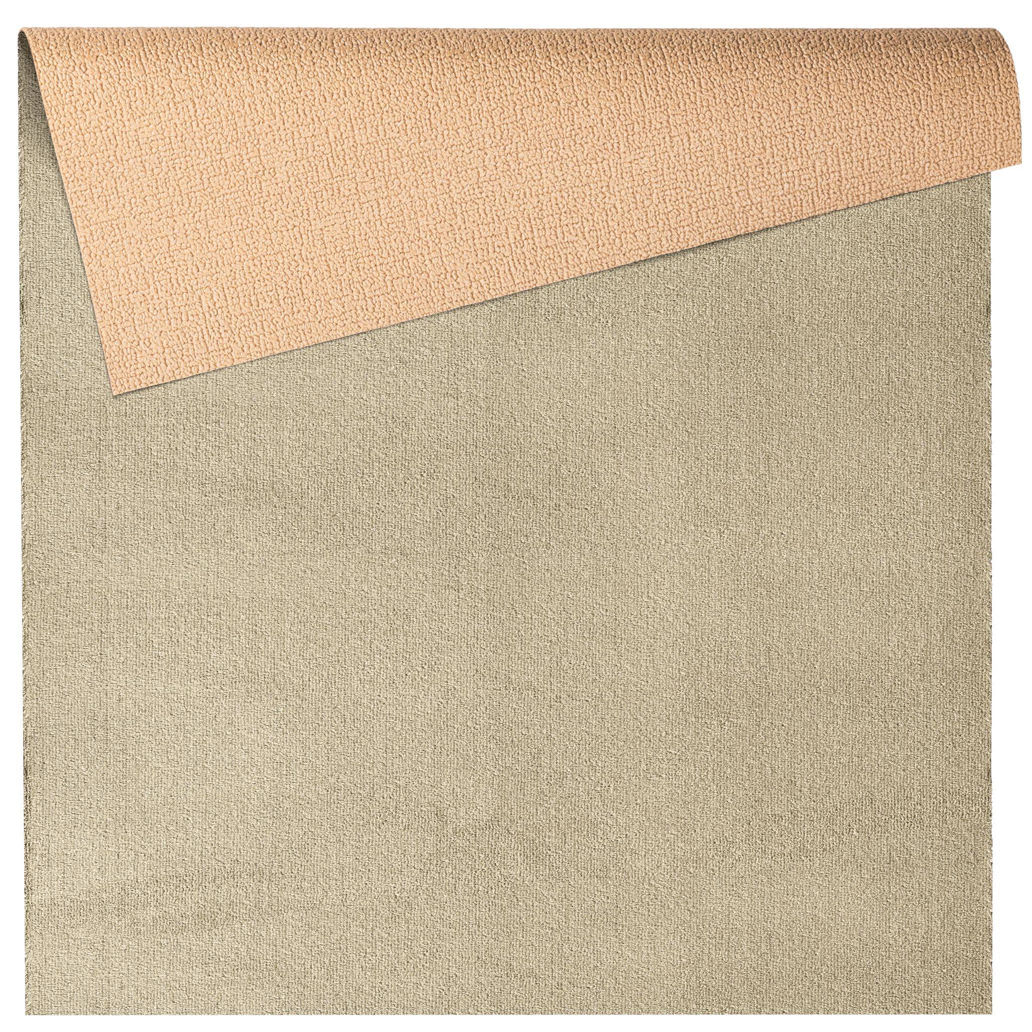 Einzelnes leeres Notizblatt oder Blatt Papier mit einer beige gefalteten oberen Kante auf hellem Hintergrund.