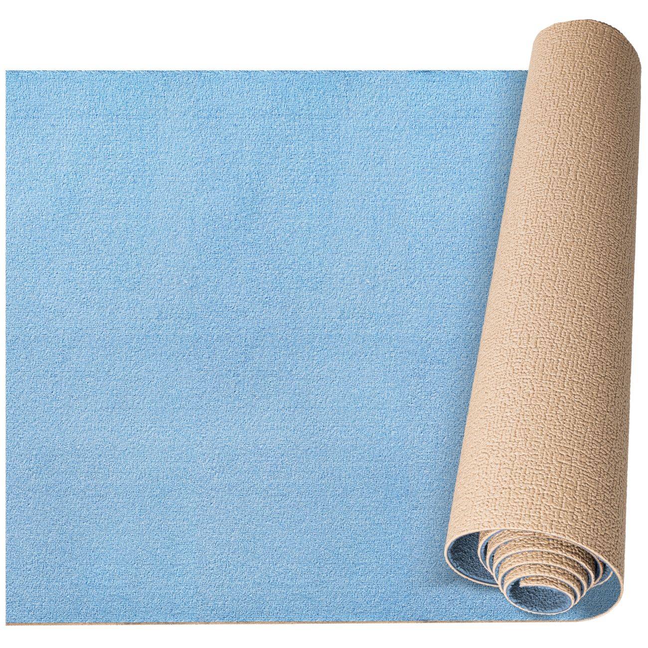 Gerollter beigefarbener Teppich mit Textur auf hellblauem Hintergrund, zeigt ein Mustermuster oder Bodenbelag-Material.