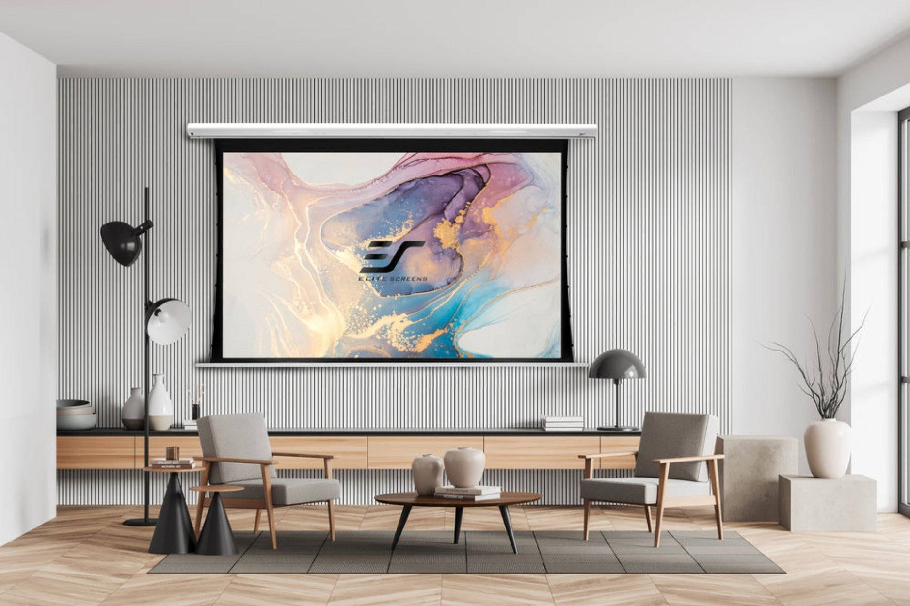 Modernes Wohnzimmer mit großem wandmontiertem Bildschirm, der ein abstraktes, farbiges Grafikwerk zeigt, flankiert von Stühlen, Sofa und einer niedrigen Konsole.