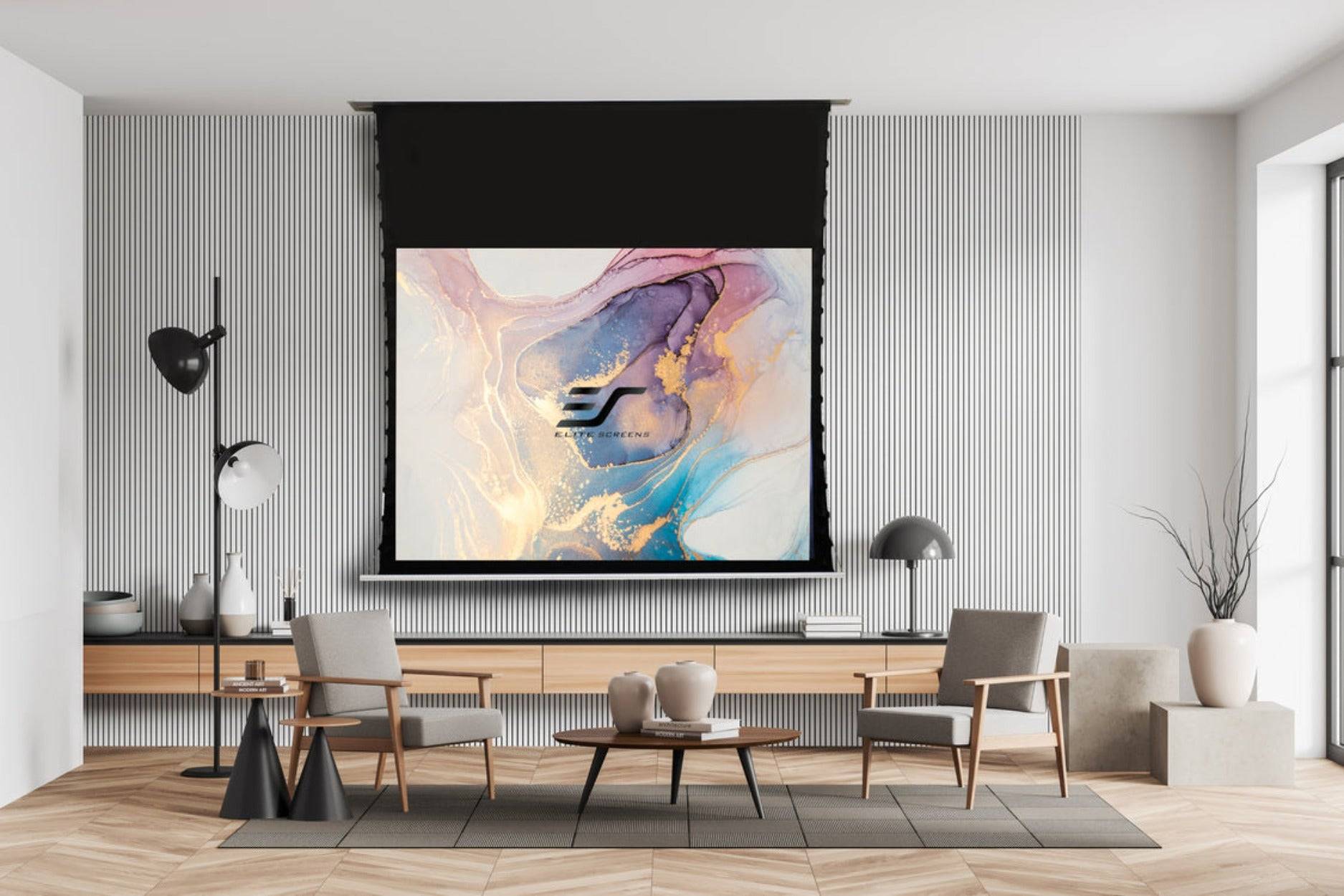 Modernes Wohnzimmer mit einem großen an der Wand montierten abstrakten Kunstwerk über einer langen Holzkonsole, flankiert von Loungesessel, Stehlampen und einer Vase mit Zweigen.