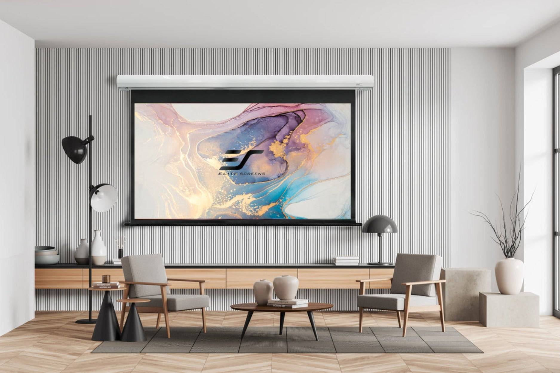 Modernes Wohnzimmer mit großformatigem, an der Wand montiertem Kunstwerk oder Fernseher über einer langen Medienkonsole, flankiert von Loungesessel und Stehlampe.