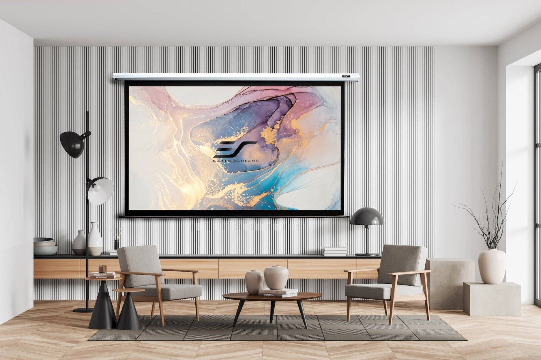 Modernes minimalistisches Wohnzimmer mit einem großen wandmontierten Bildschirm, der abstrakte Pastellkunst anzeigt, über einer niedrigen Konsole, flankiert von Stühlen und Lampen.