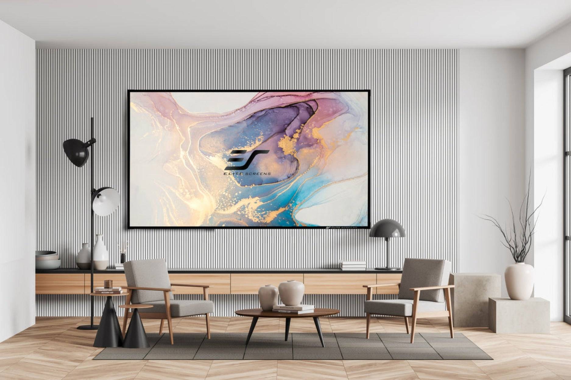 Modernes minimalistisches Wohnzimmer mit einem großen abstrakten Wandgemälde über einer niedrigen Kommode, zwei Sesseln, einem Couchtisch und einer Stehleuchte auf einem neutralen Teppich.