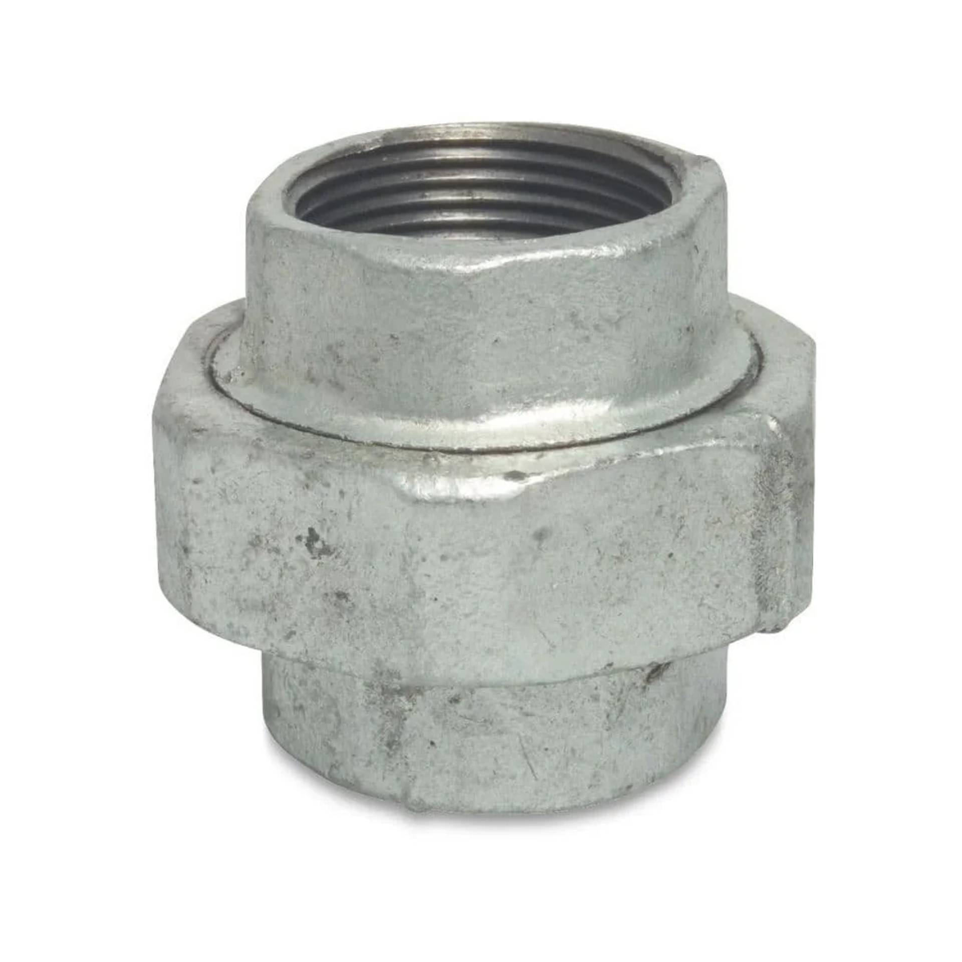 Metallisches Rohrkupplungsgewinde mit Anschlussgewinde auf weißem Hintergrund, mit Innengewinde und sechskantiger Mittelteil.
