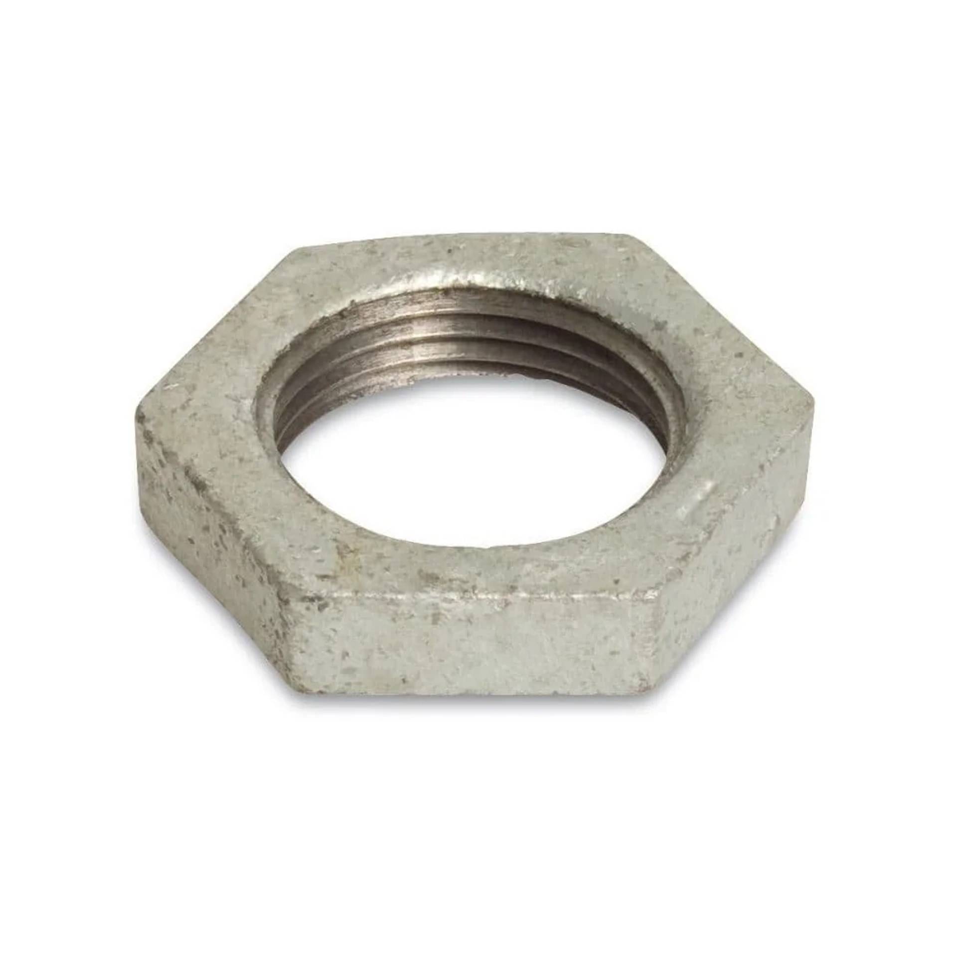 Eine Metallsechskantmutter mit Innengewinde, dargestellt auf einem einfachen weißen Hintergrund.