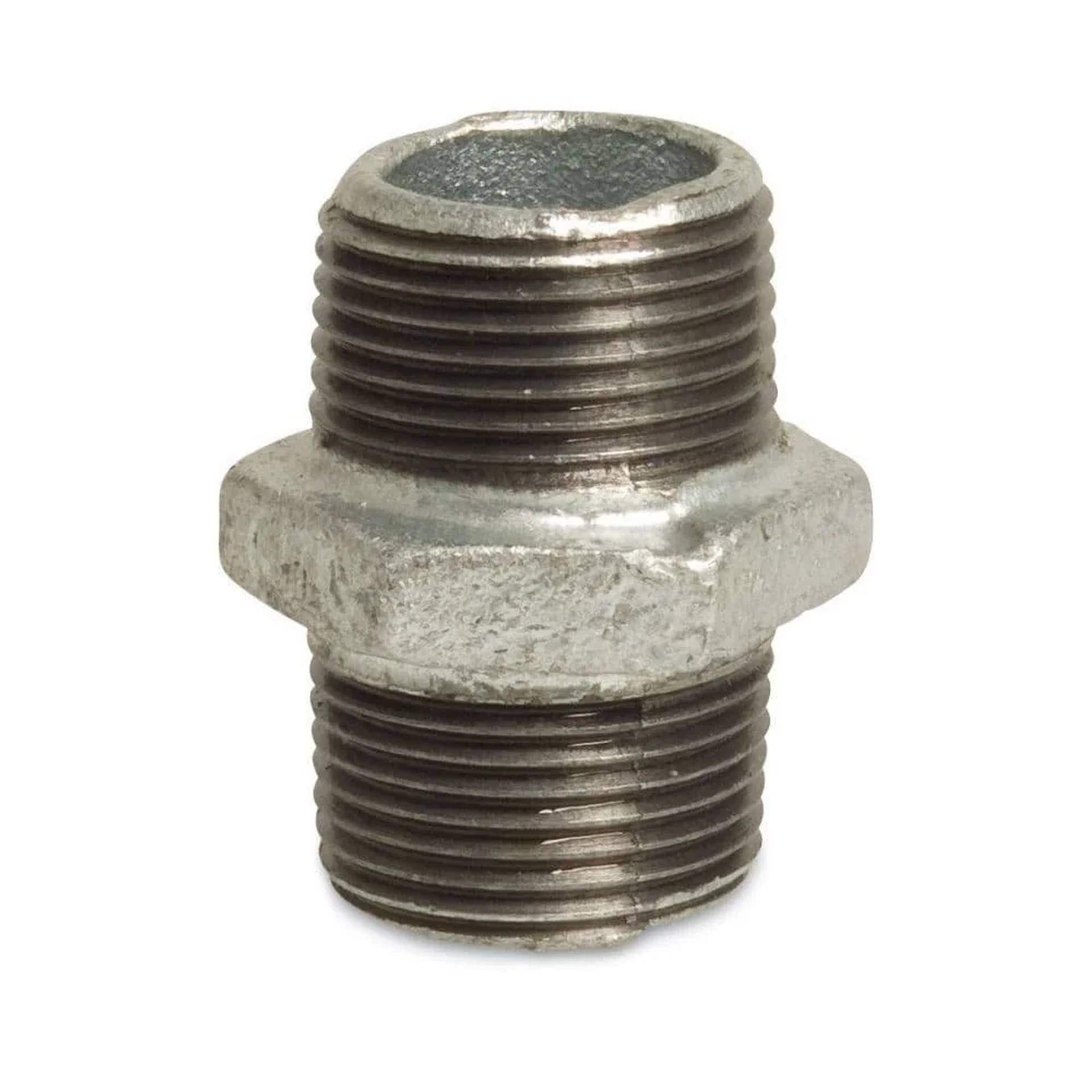 Metallisches Gewindeerohr-Fitting-Adapter mit sechseckiger Mitte auf weißem Hintergrund.