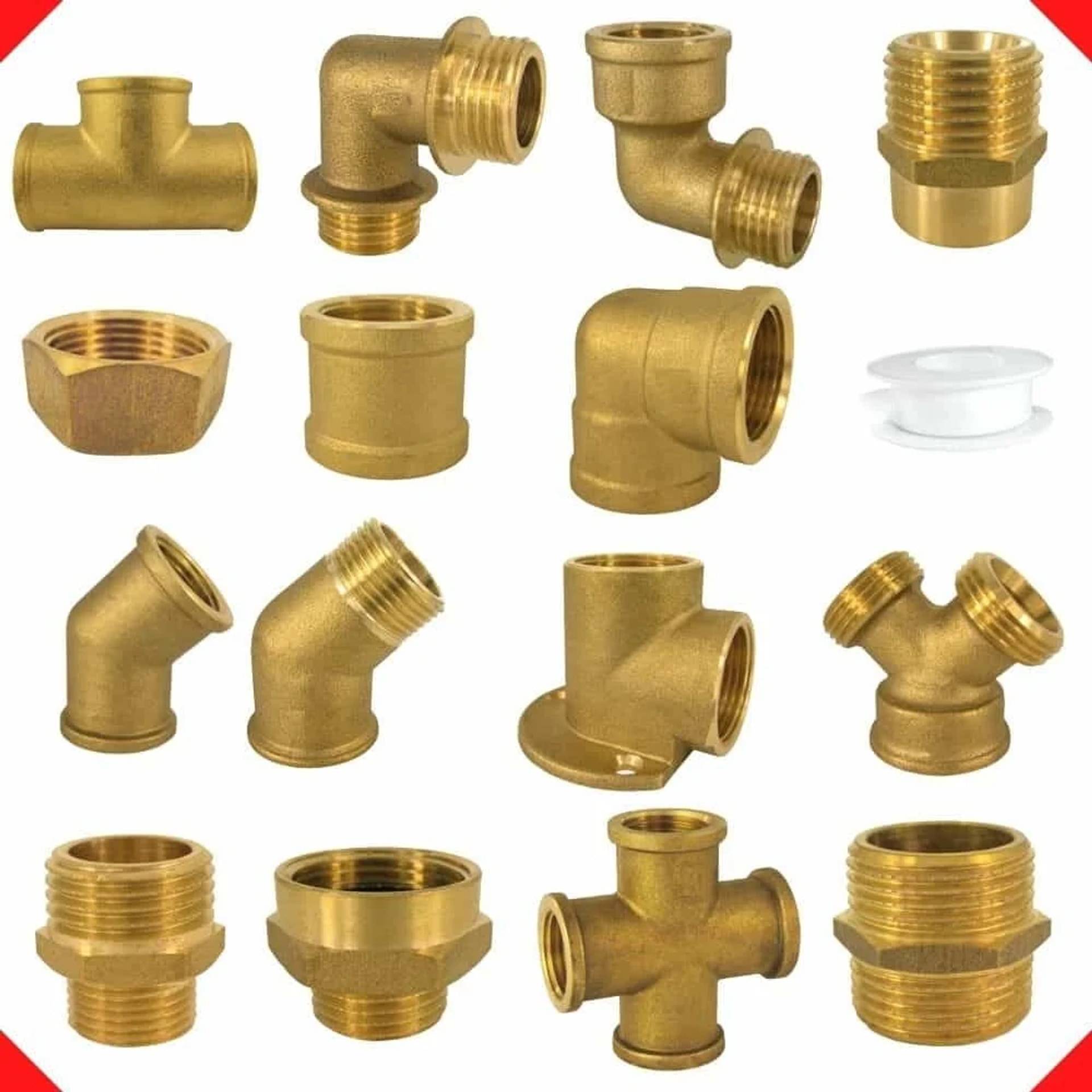 Verschiedene Messing-Rohrleitungsfittings, einschließlich T-Stücke, Winkel, Muffen, Adapter und eine Spule mit weißem Gewindeabdichtungsband auf weißem Hintergrund.