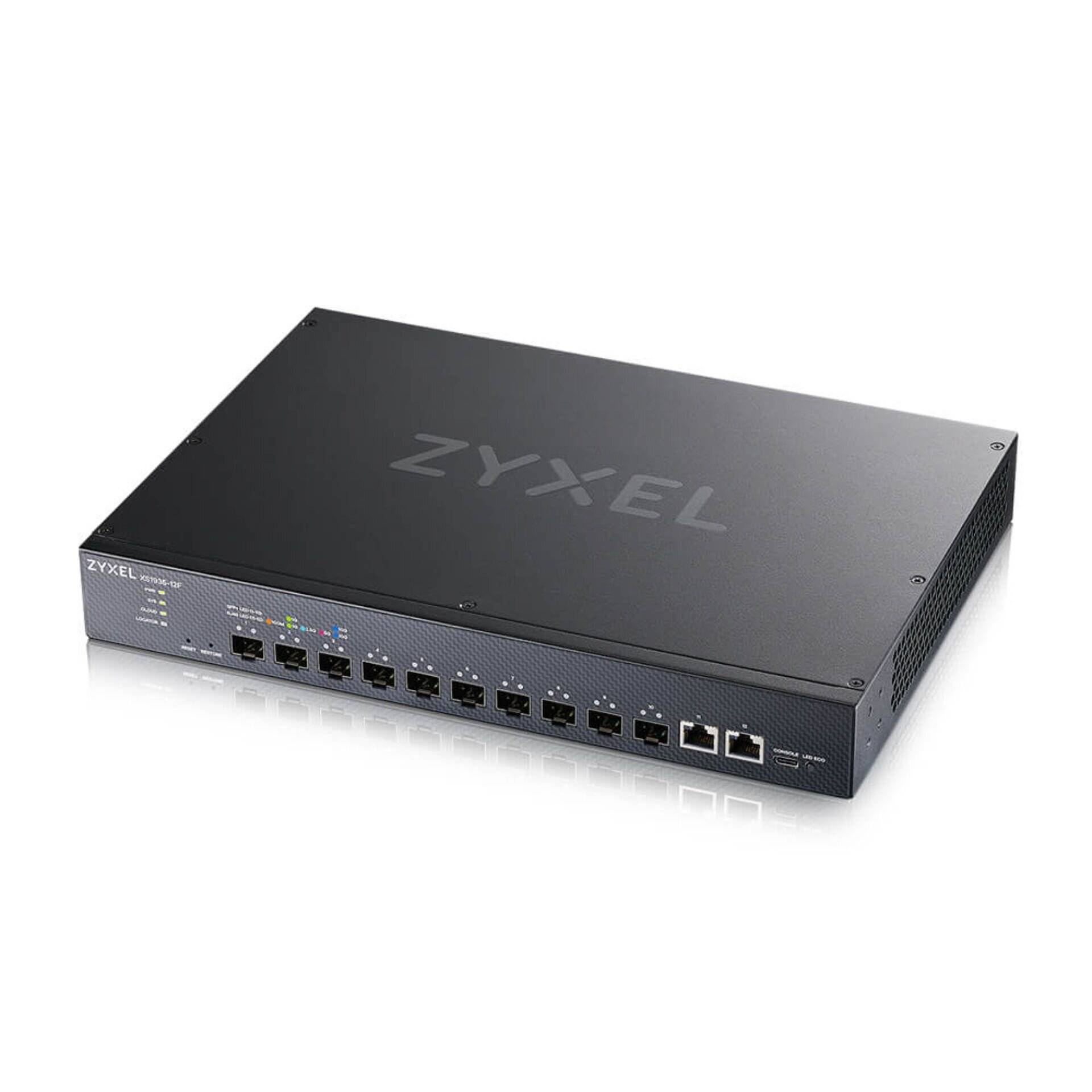 Schwarzer Zyxel-Netzwerk-Switch mit mehreren Ethernet-Anschlüssen, dargestellt auf weißem Hintergrund.
