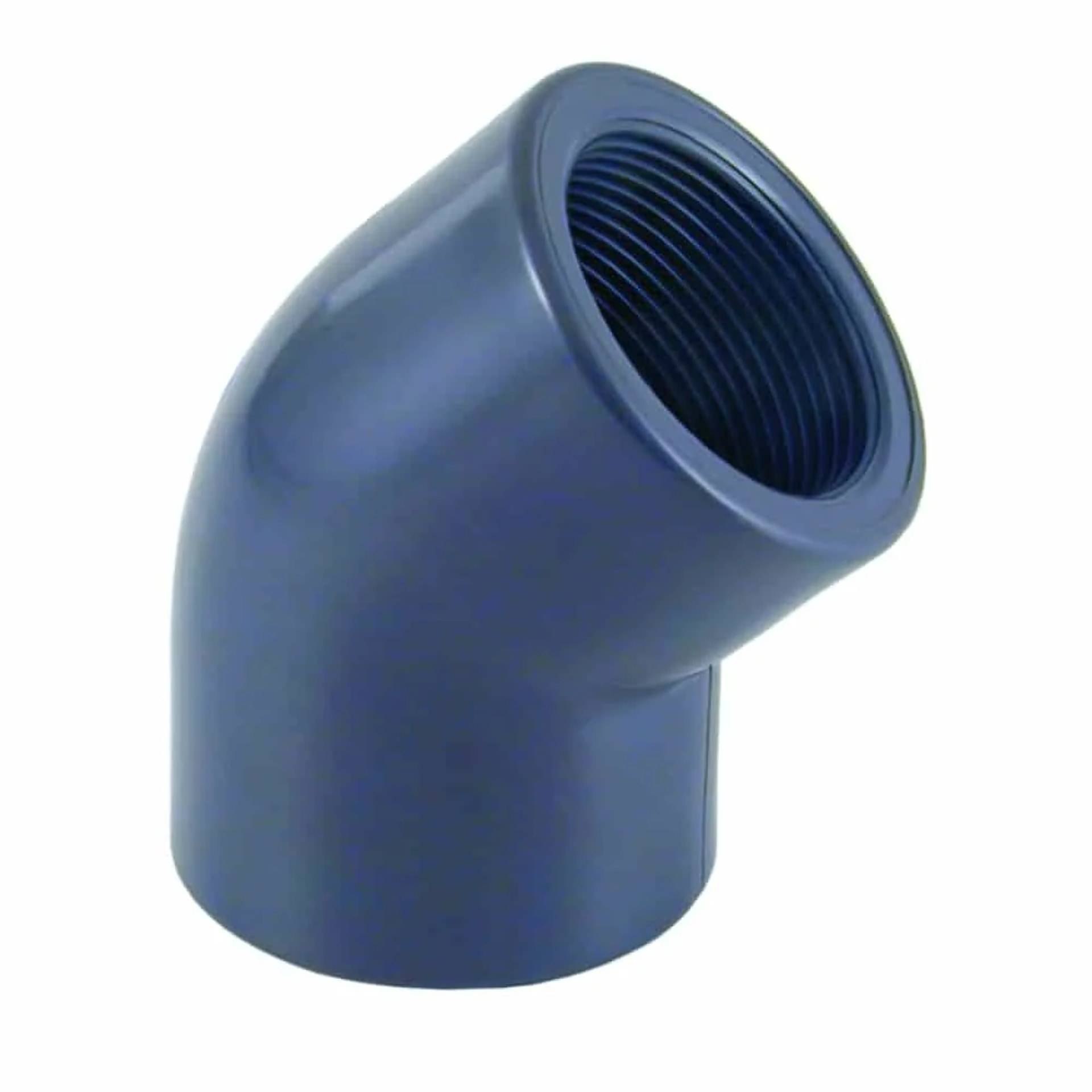 Blaues PVC-Rohrbogen-Verschraubungsfitting mit 45-Grad-Winkel auf weißem Hintergrund.