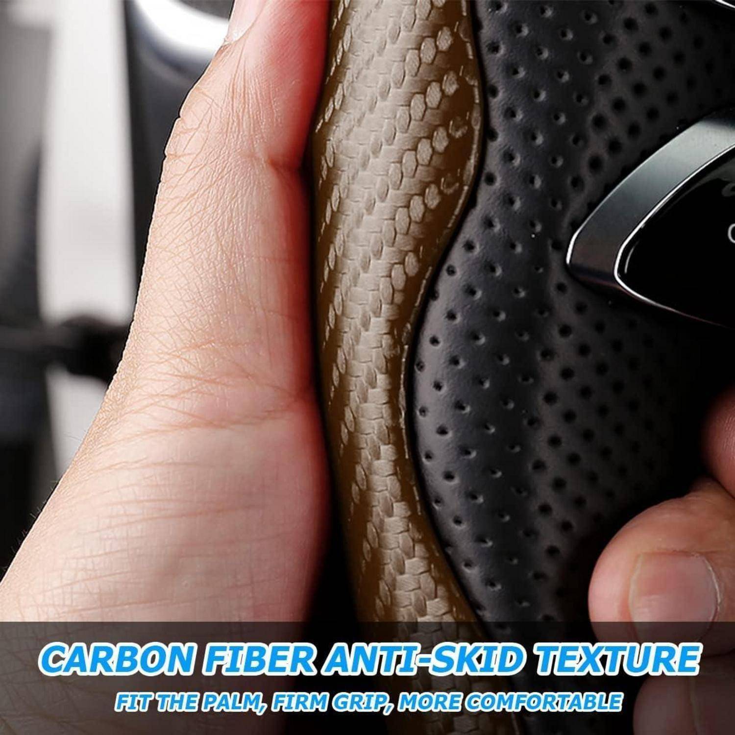 Hand, die einen strukturierten Lenkradschutz aus Kohlefaser mit dem Text „CARBON FIBER ANTI-SKID TEXTURE" und „FIT THE PALM, FIRM GRIP, MORE COMFORTABLE"" greift.