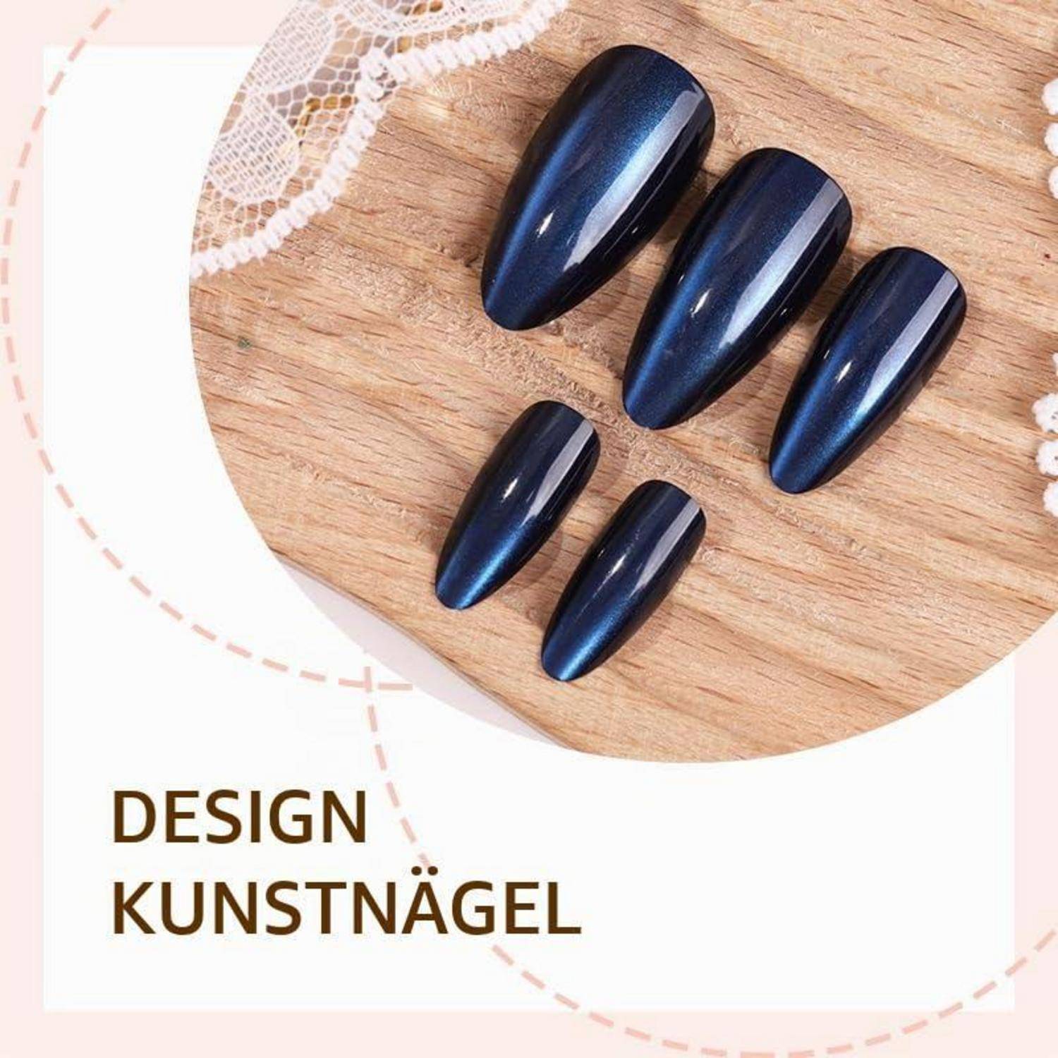 Anzeige von fünf glänzenden dunkelblau künstlichen Nägeln auf einer Holzoberfläche mit dem Text "DESIGN KUNSTNÄGEL"".