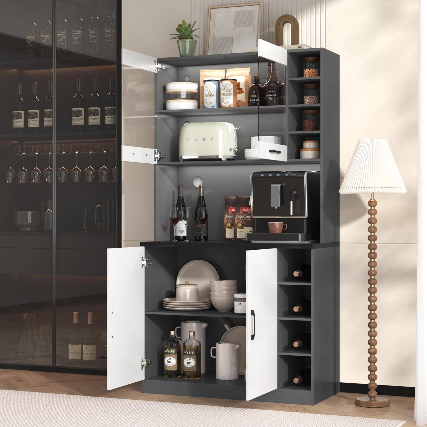 Offener Küchenschrank, organisiert als Kaffee- und Frühstücksstation, mit Regalen, die einen Toaster, eine Kaffeemaschine, Tassen, Gläser und Geschirr neben einer Stehleuchte halten.
