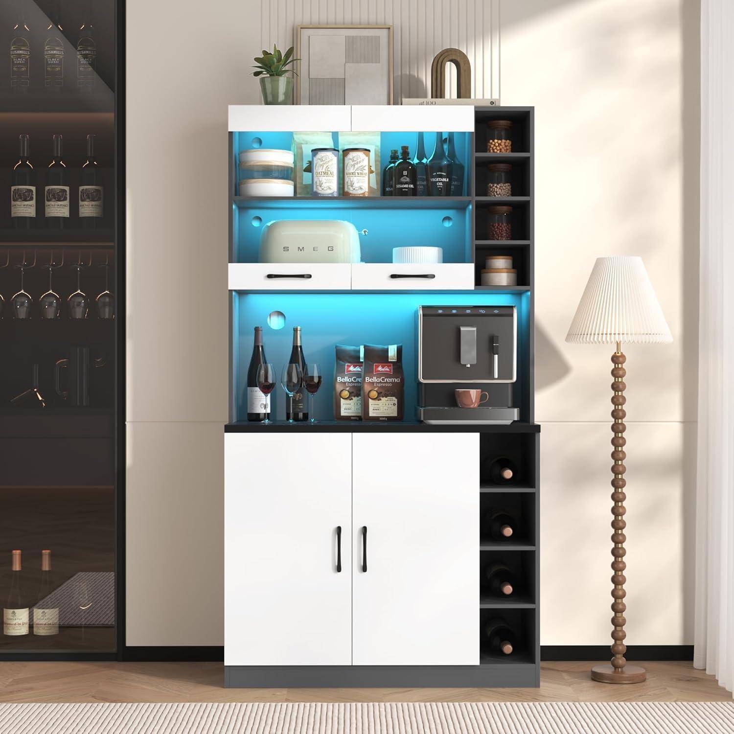 Moderner Barschrank mit blau beleuchteten Regalen, die Flaschen, Tassen und eine Kaffeemaschine halten, oben mit einer Pflanze gekrönt, neben einer Stehleuchte in einem Zimmer.