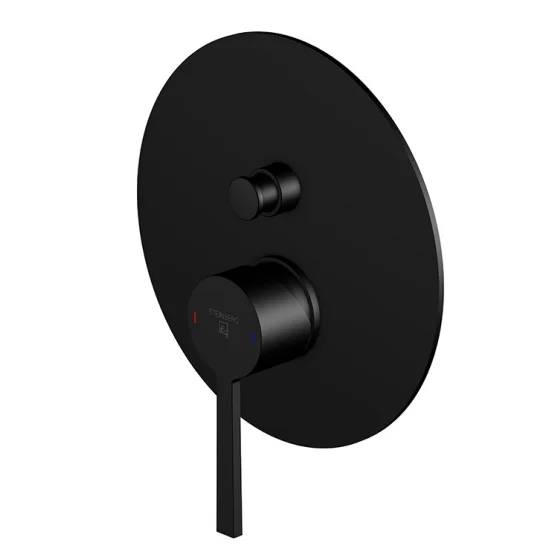 Schwarze runde wandmontierte Duscharmatur mit großem Temperaturgriff und kleinem Knopf darüber.