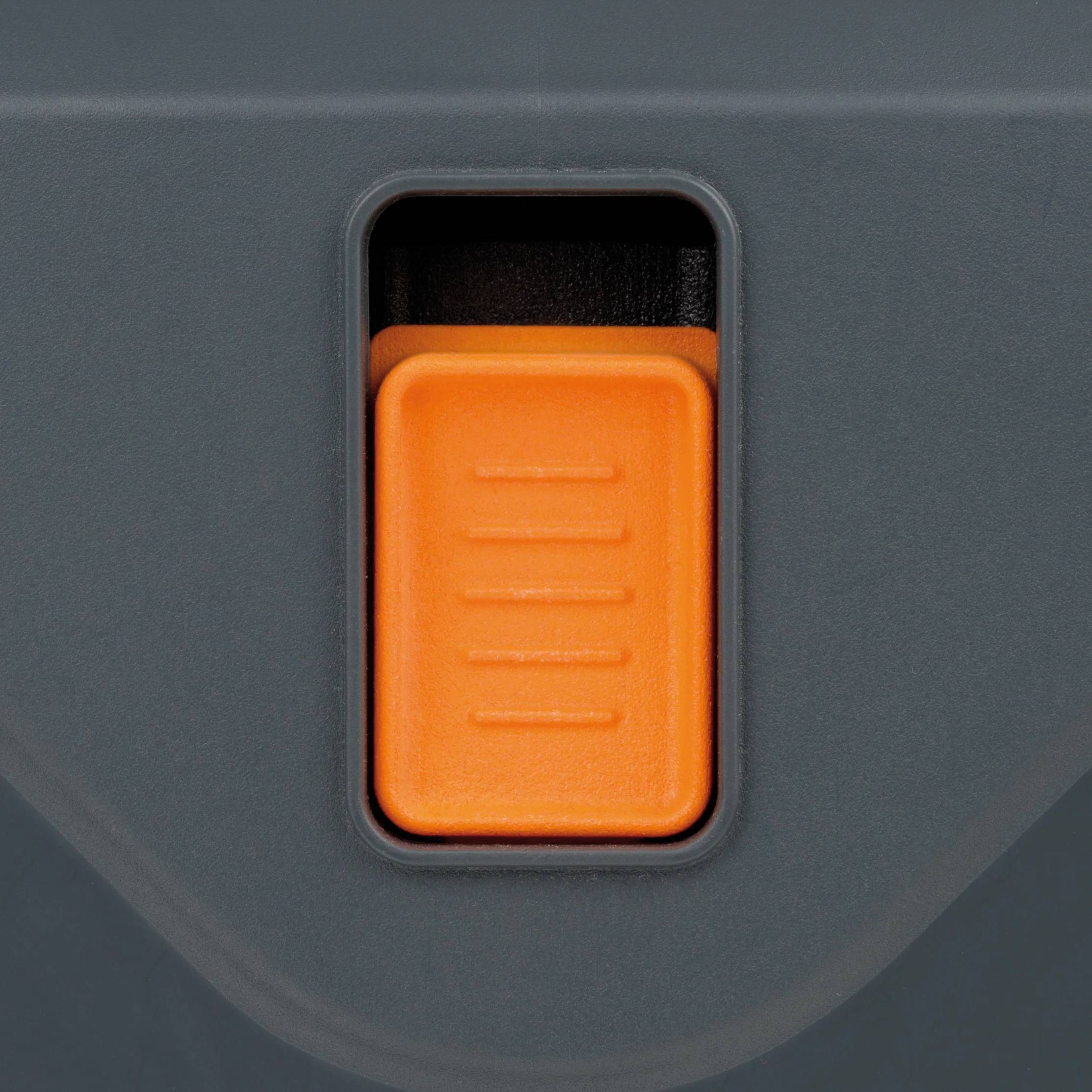 Nahaufnahme eines orangefarbenen Schiebereglers in einer dunkelgrauen vertieften Nut auf einem Gerät.