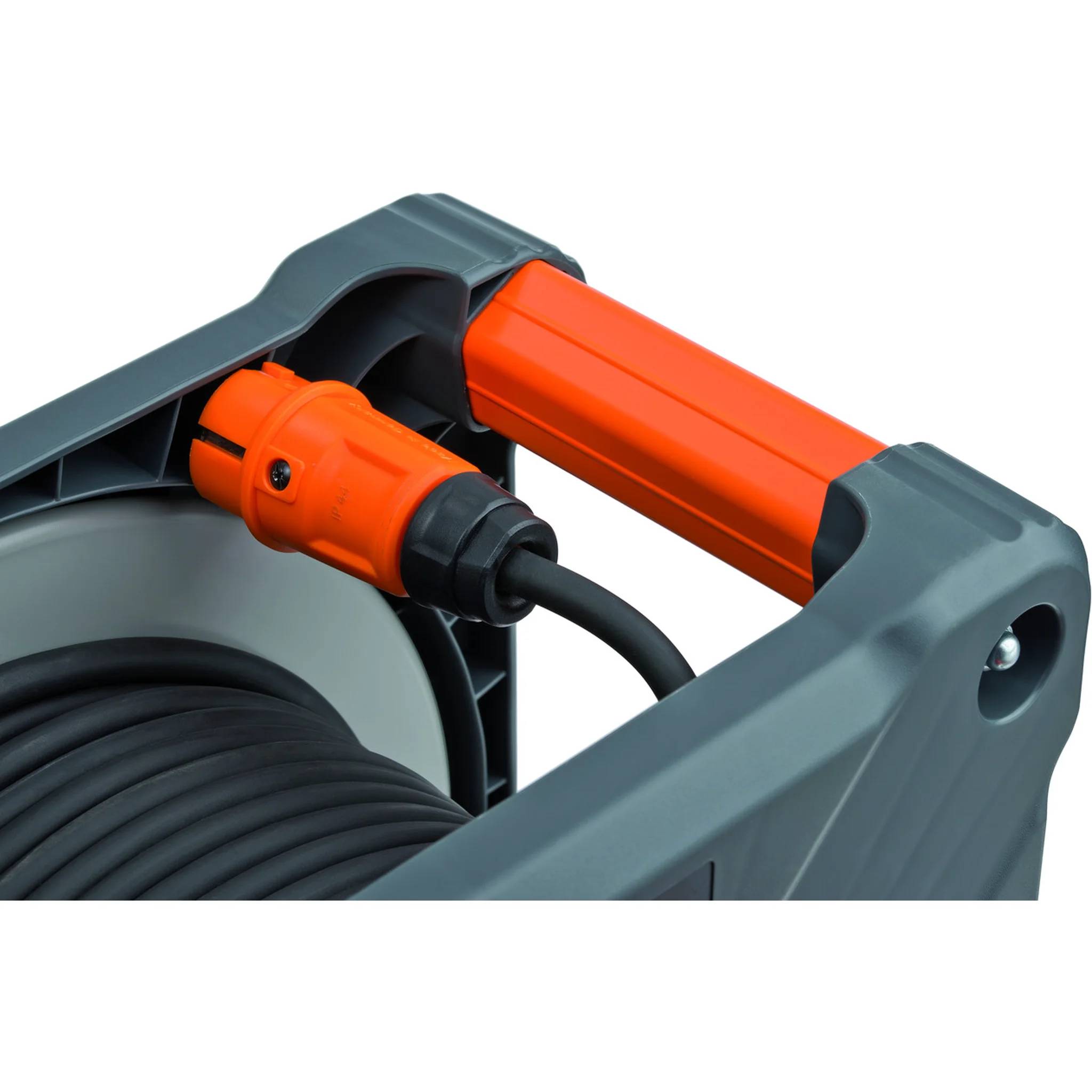 Nahaufnahme einer grauen Kabelrolle mit einem schwarzen Stromkabel und einem orangen Steckverbinder, der am orangen Griffrahmen befestigt ist.