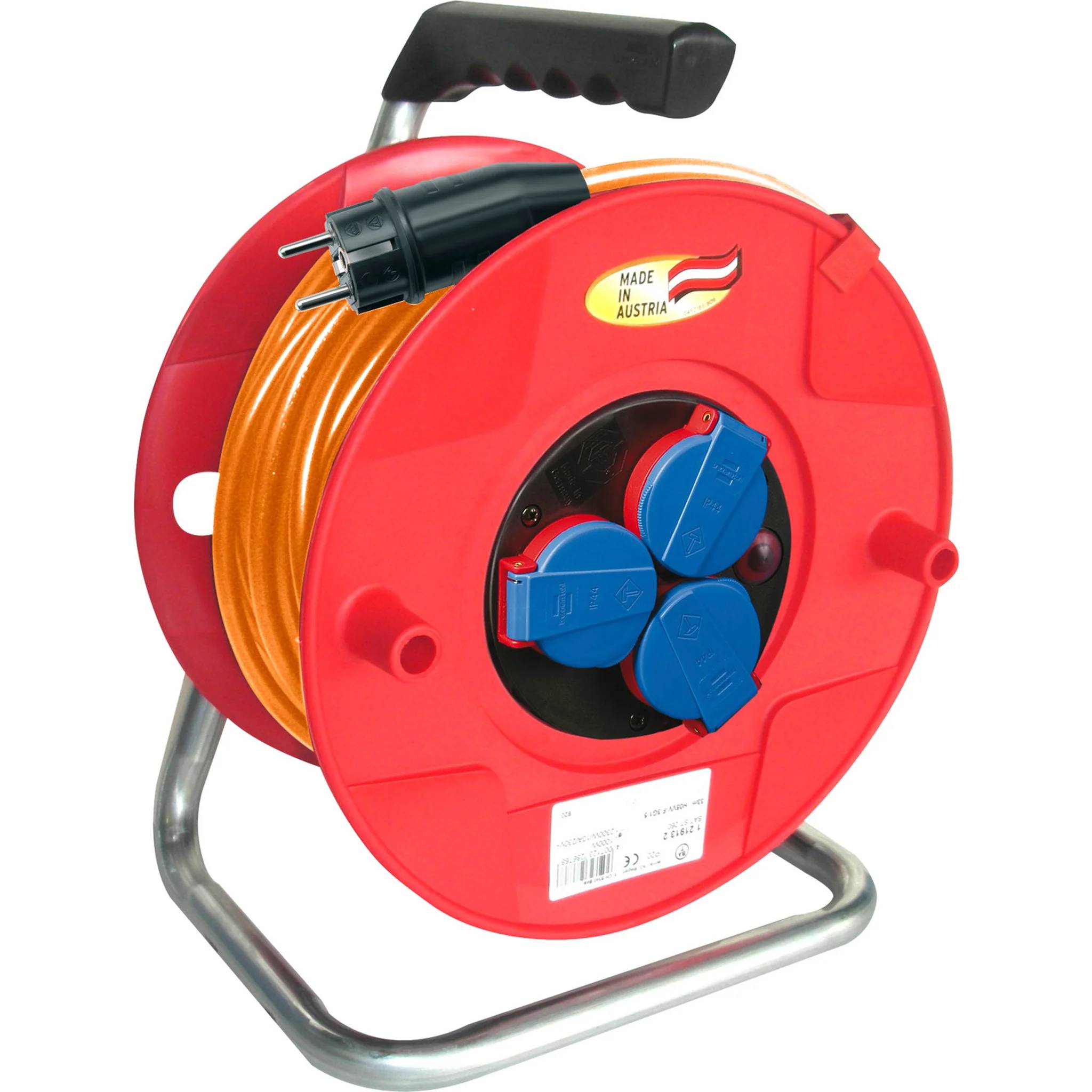 Tragbare rote Kabelrolle mit orange Verlängerungskabel, schwarzem Griff und blauem Dreifachsteckdosenanschluss, stehend auf einem Metallrahmen.