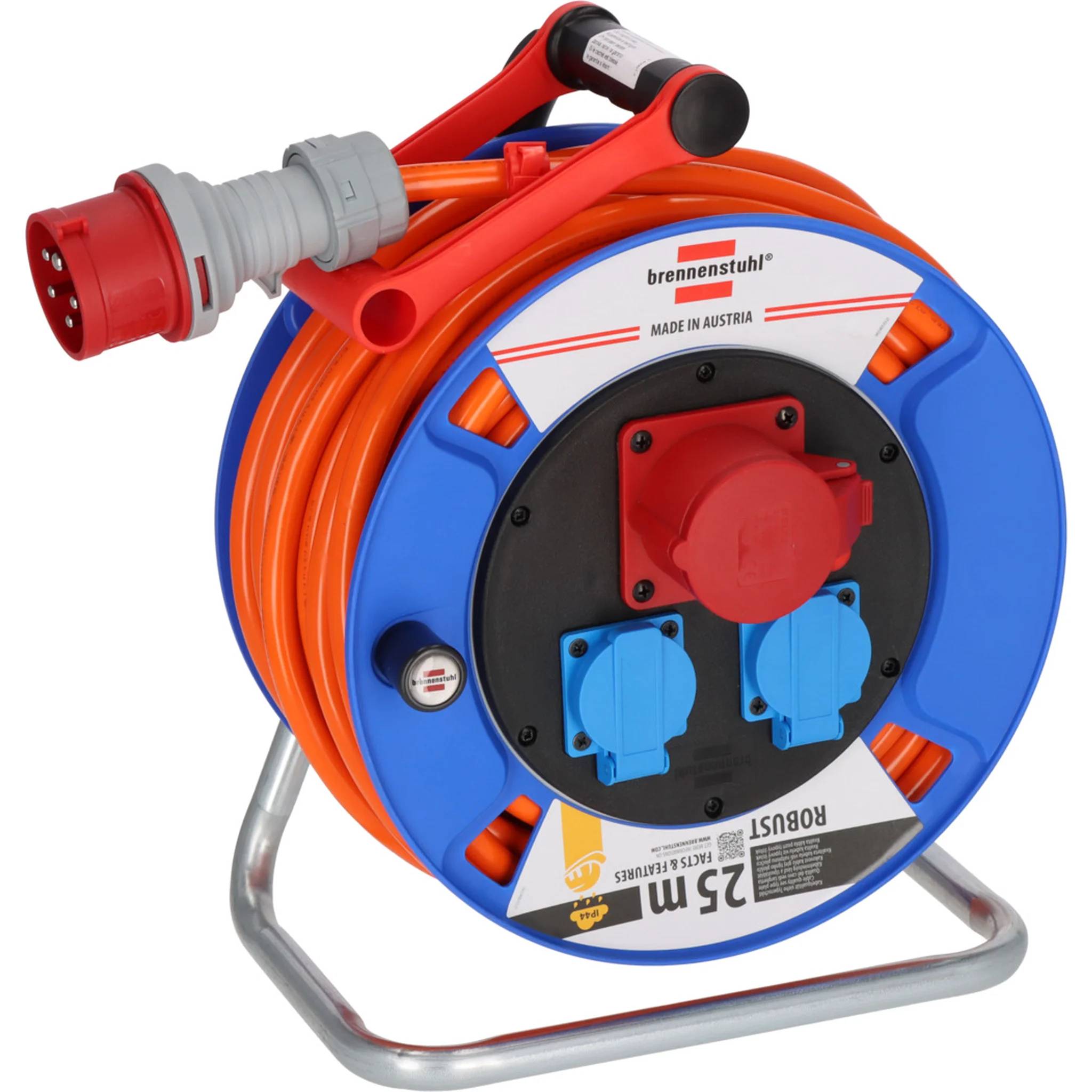 Oranges Verlängerungskabel auf einem blauen Spulenständer mit roten und blauen Steckdosen und einem roten Industriestecker.