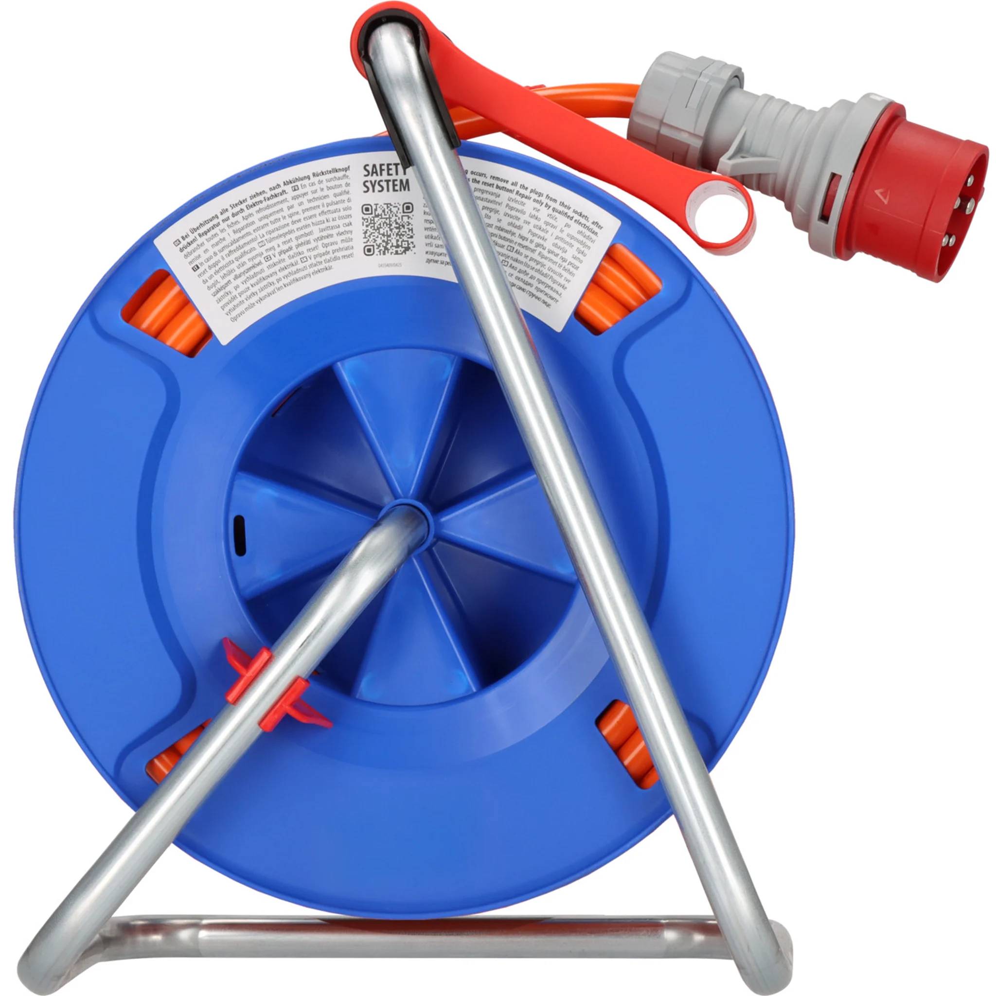 Blaue Kabelrolle auf einem Metallständer mit orangem Kabel, oben mit einem roten Industrie-Stromstecker.