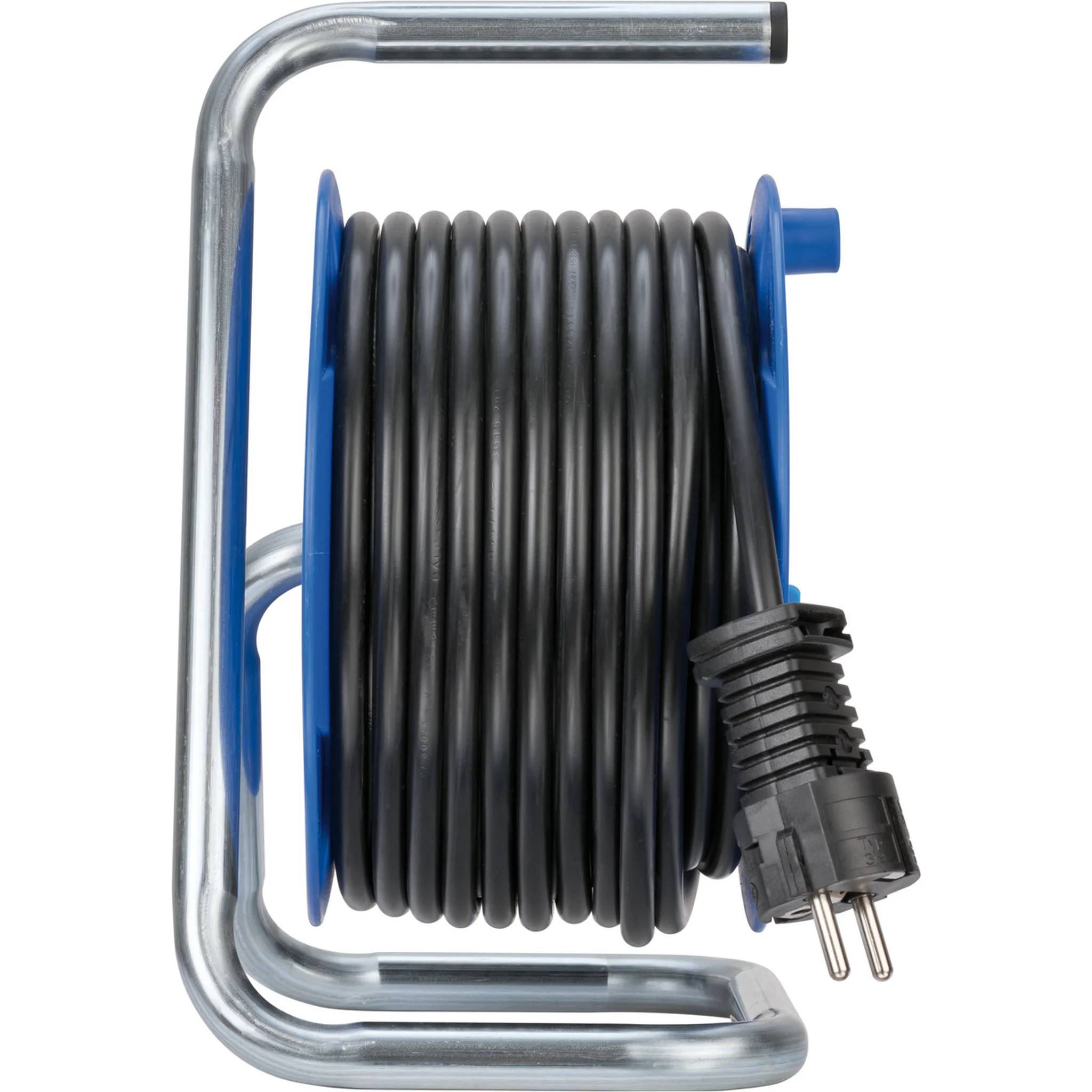 Schwarzes elektrisches Verlängerungskabel aufgewickelt auf einer blau-metallic Kabelrolle mit einem zweipoligen Stecker befestigt.