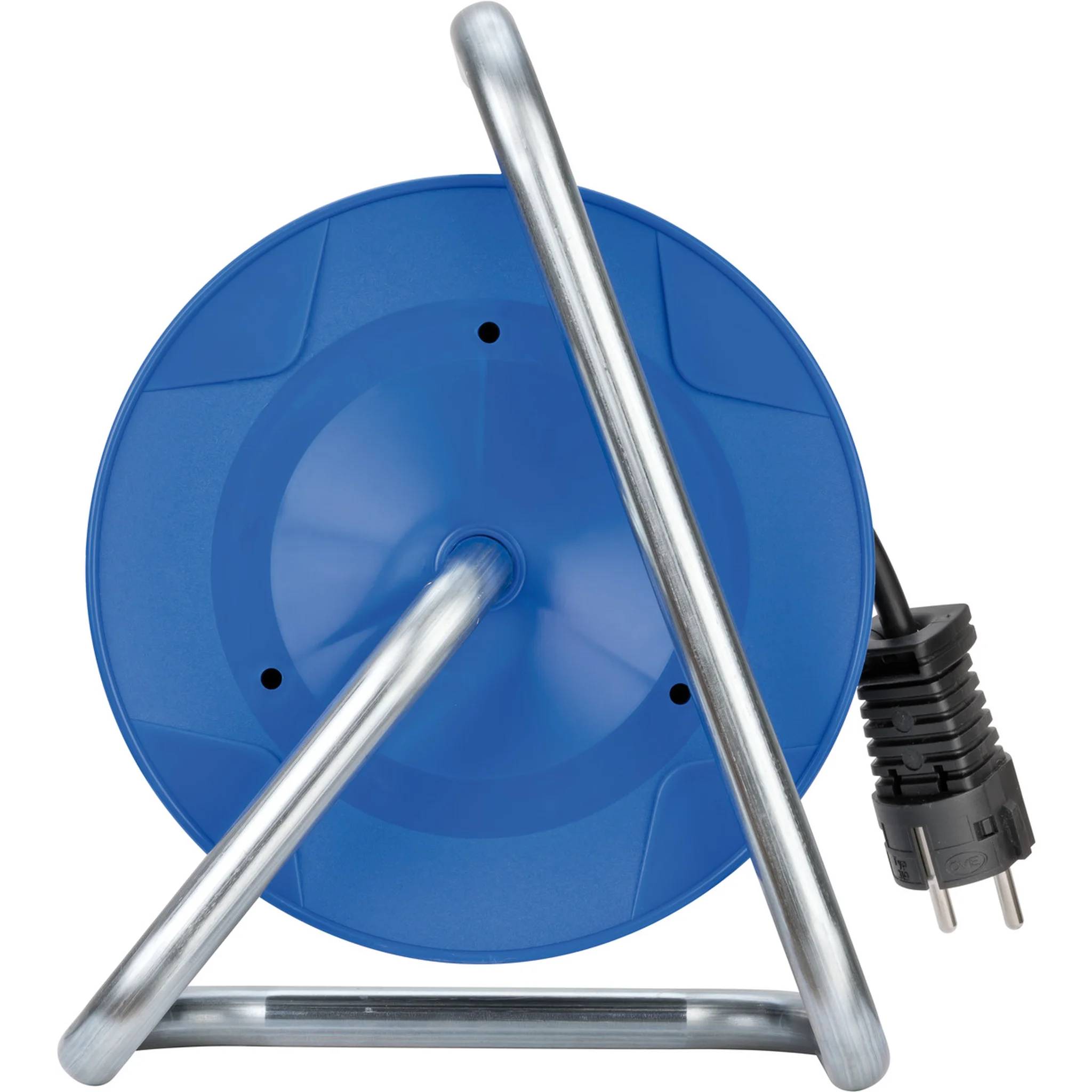 Blaue Kabelrolle mit schwarzem Stromkabel und europäischem Stecker, montiert auf einem silbernen Metallständer.