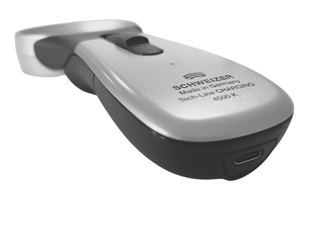 Nahaufnahme eines weißen Schwarzer Tech Line Charging ASMR-Geräts auf schwarzem Hintergrund, im Winkel positioniert, um seine kompakte tragbare Form und das Logo zu zeigen.