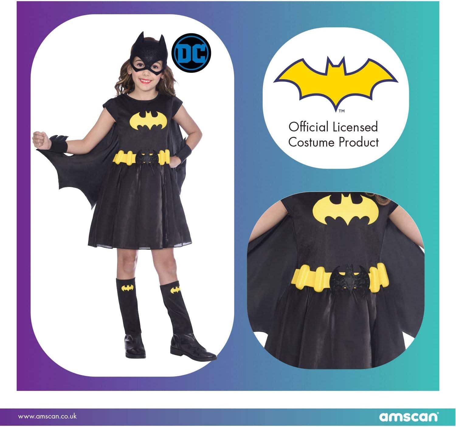 Mädchen im Batgirl-Kostüm mit Umhang und Maske, in voller Länge gezeigt mit einer Nahaufnahme des Fledermaus-Logos und des Gürtels; beinhaltet DC und "Official Licensed Costume Product""-Branding.