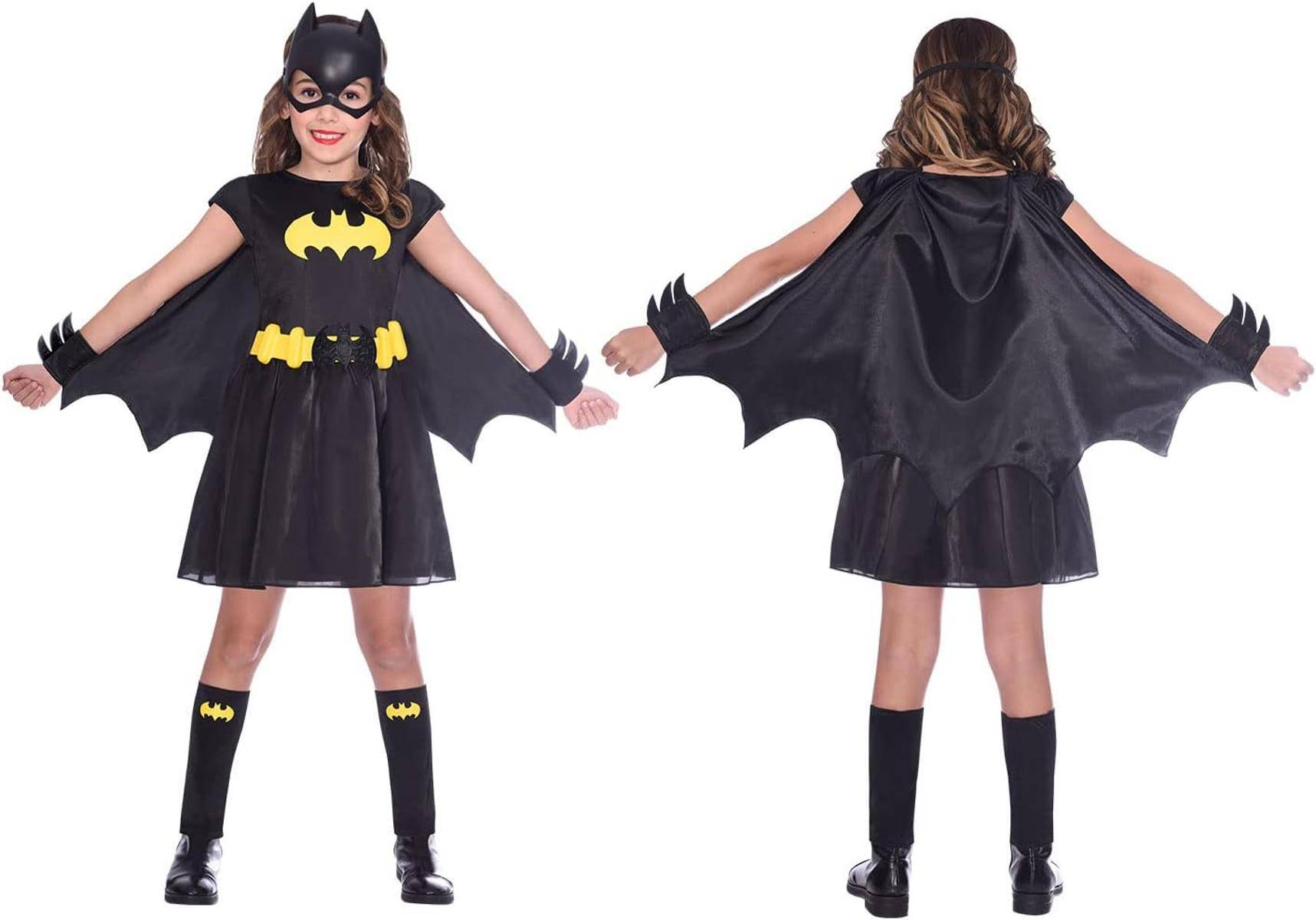 Mädchen, das ein schwarzes Batman-Kostüm mit Umhang, Maske, Handschuhen, Gürtel und Kniesocken trägt; von vorne und von hinten auf weißem Hintergrund gezeigt.