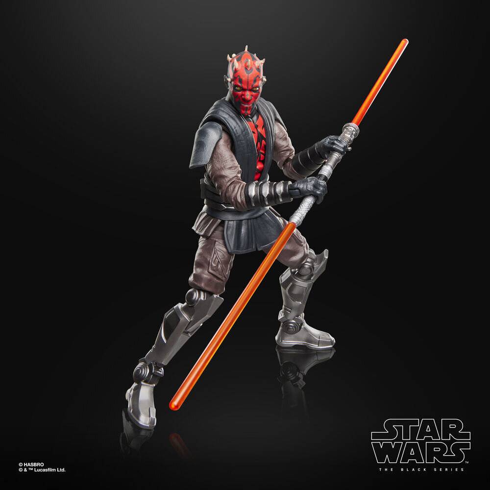 Star Wars Black Series Actionfigur von Darth Maul, dargestellt mit einem doppelklingigen roten Lichtschwert vor schwarzem Hintergrund.