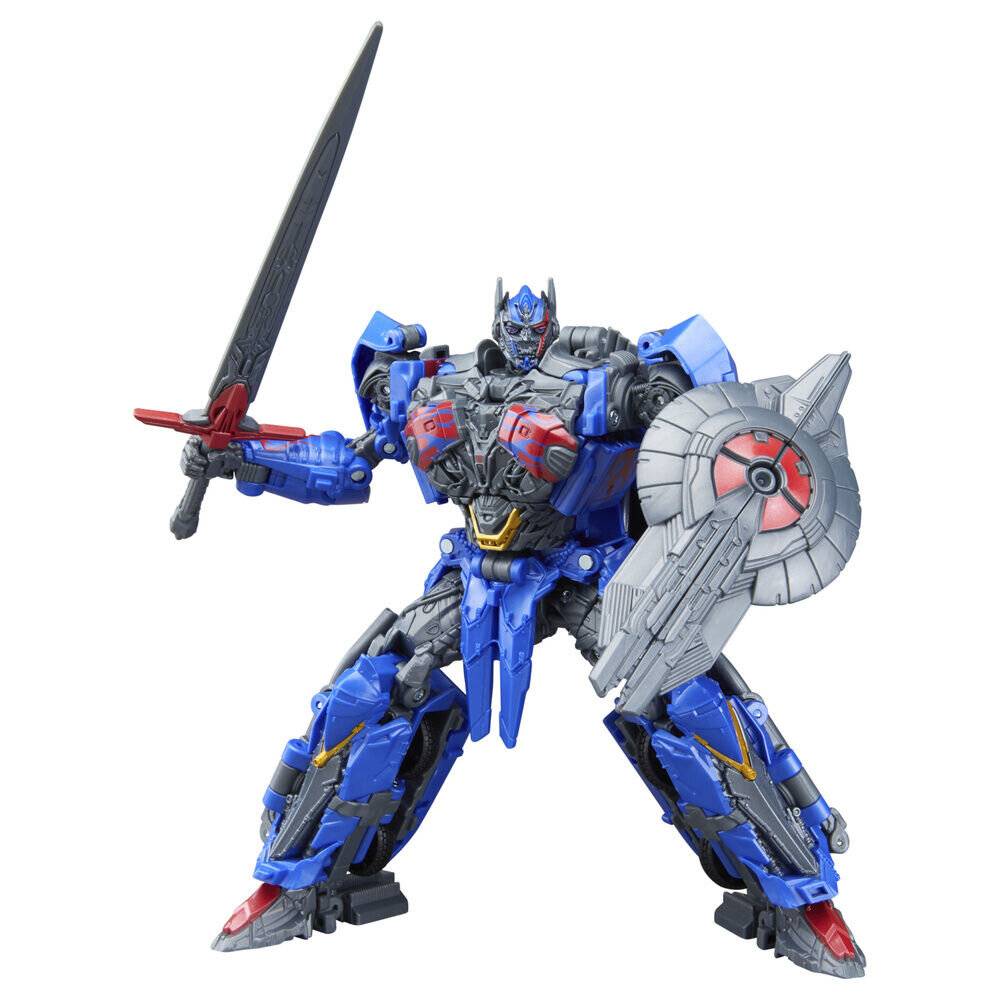 Eine blaugraue Roboter-Actionfigur in Kampfpose, die ein Schwert und einen Schild hält, vor einem einfachen weißen Hintergrund.