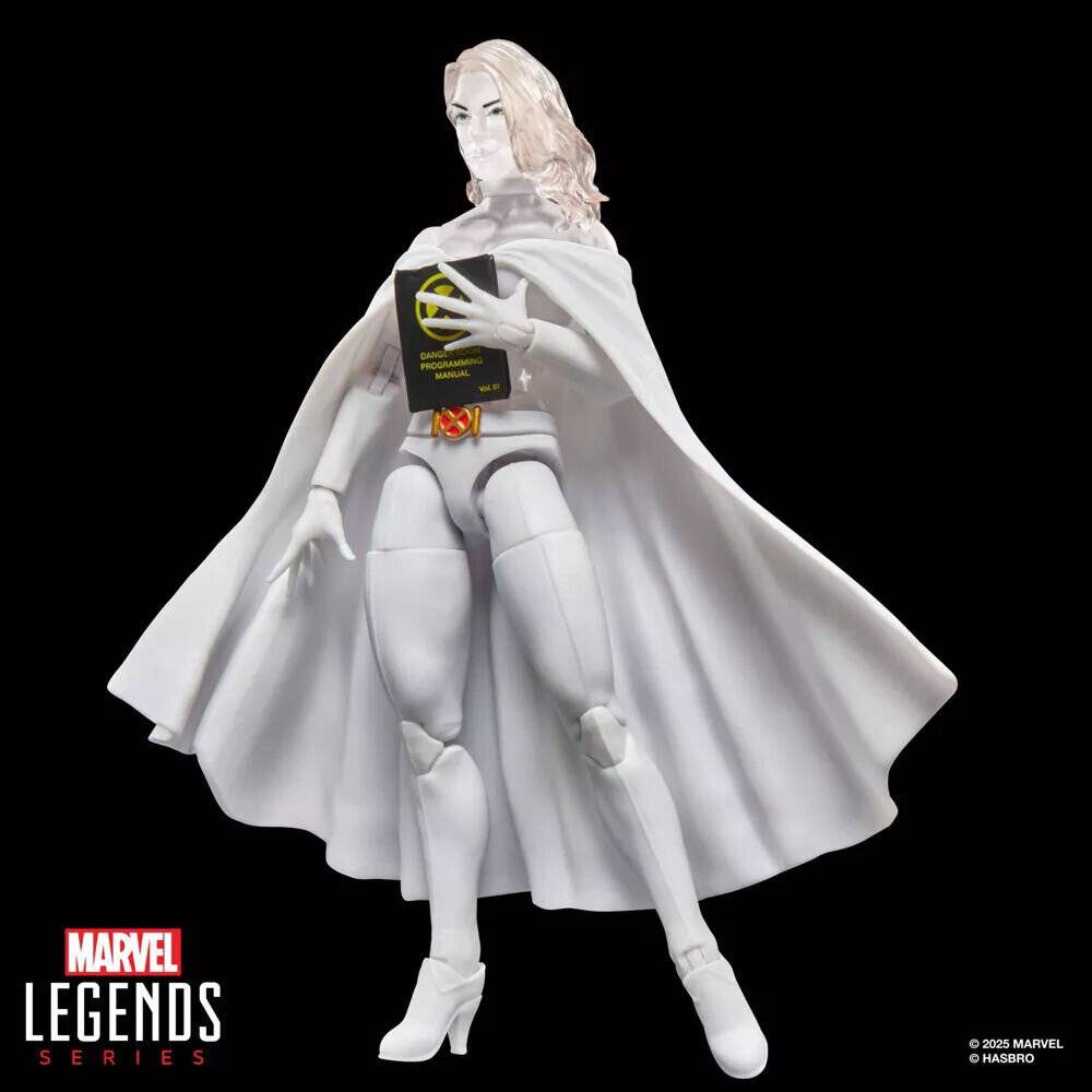 Marvel Legends Serie weiß gekleidete weibliche Actionfigur vor schwarzem Hintergrund posiert, ein kleine schwarze Karte haltend; Marvel-Logo unten links.