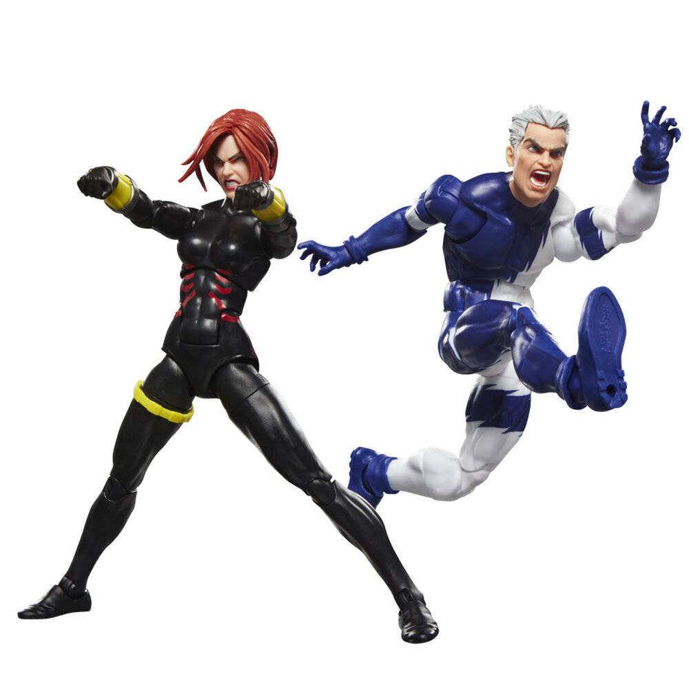 Zwei Actionfiguren in Kampfhaltungen: eine rothaarige Frau in einem schwarzen Anzug und ein silberhaariger Mann in einem blau-weißen Anzug auf weißem Hintergrund.