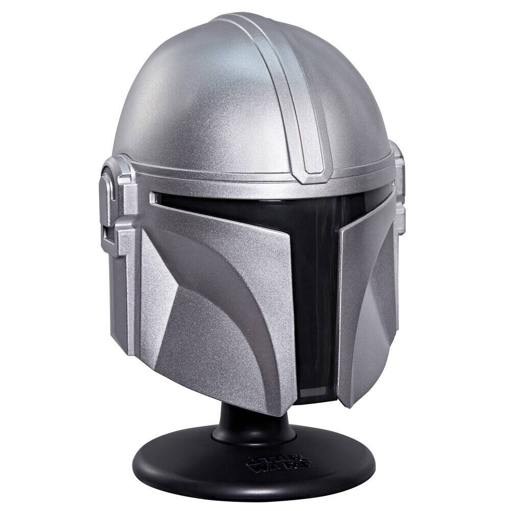 Silberner Helm im Mandalorian-Stil auf schwarzem Ausstellungsständer, Vorderansicht vor weißem Hintergrund.