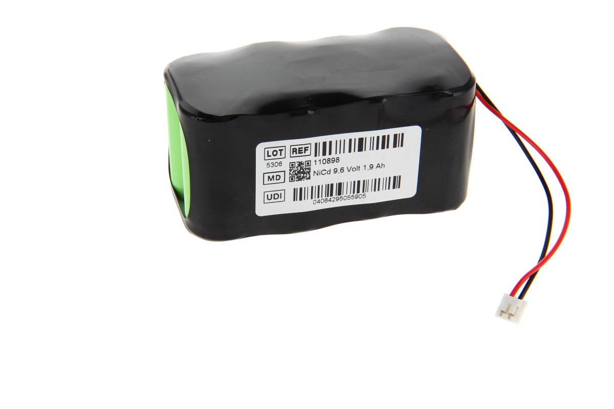Schwarzes wiederaufladbares Batteriepaket mit weißem Etikett und roten, gelben und schwarzen Drähten, die in einem kleinen Stecker enden.