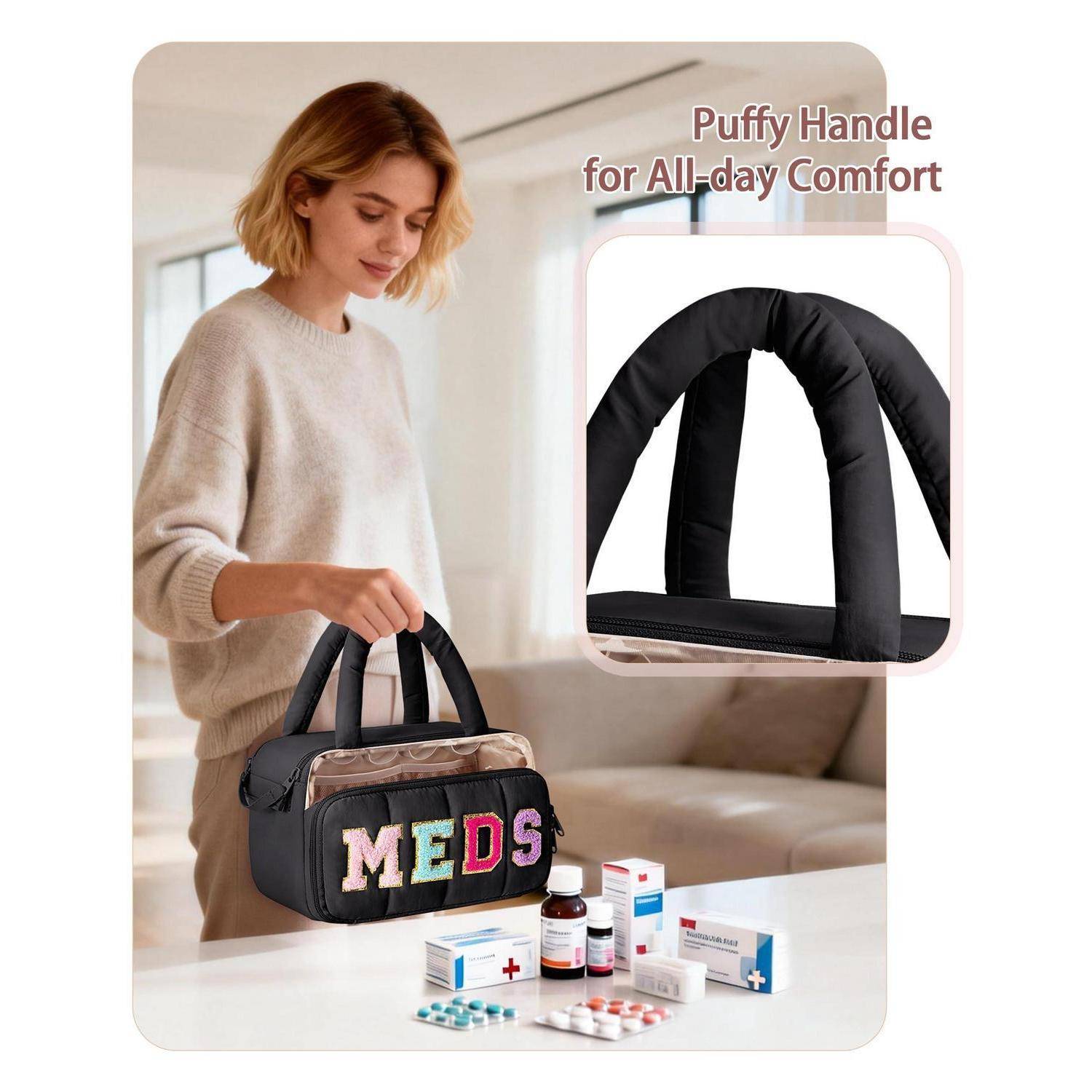 Frau trägt eine schwarze medizinische Tasche mit der Aufschrift „MEDS" mit Pillenflaschen und Medikamentenboxen auf einem Tisch; eine Vergrößerung hebt einen „Puffy Handle for All-day Comfort"" Griff hervor.