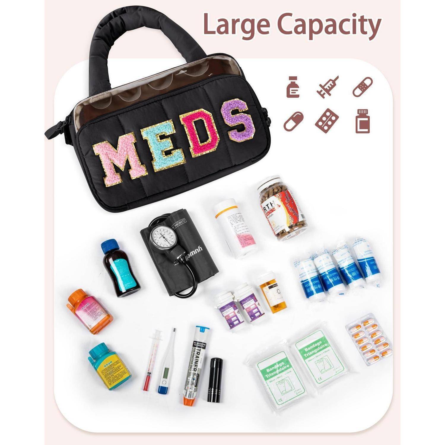 Schwarze medizinische Organizer-Tasche mit der Aufschrift „MEDS" und dem Text „Große Kapazität"", gezeigt mit darin befindlichen und umgebenden Medikamentenflaschen, Fläschchen, Tabletten, Thermometern und einer Blutdruckmanschette.