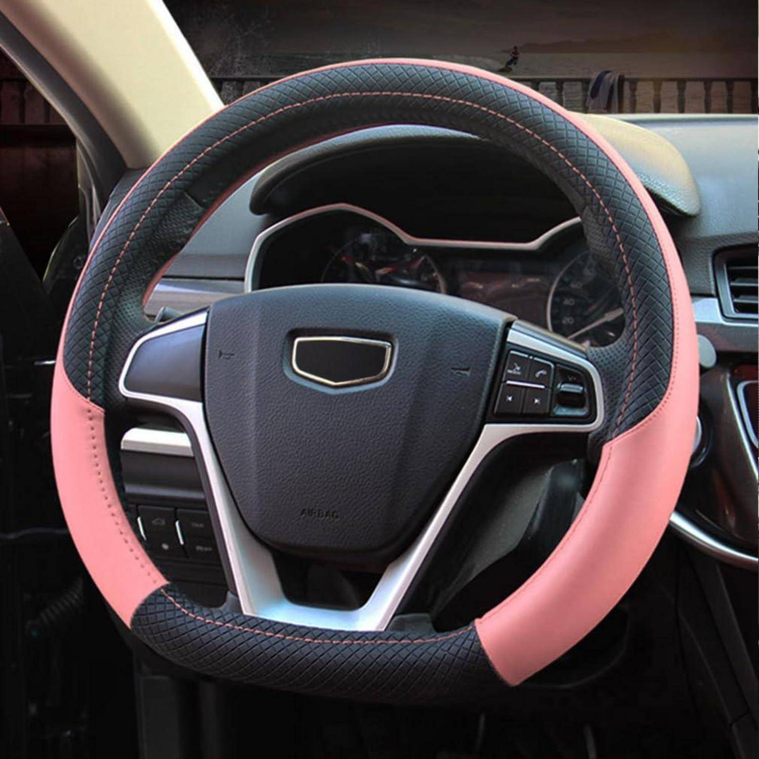 Autolenkrad mit einer rosa und schwarzen Umwicklung, die die Felge abdeckt, gezeigt auf dem Armaturenbrett eines Fahrzeugs.