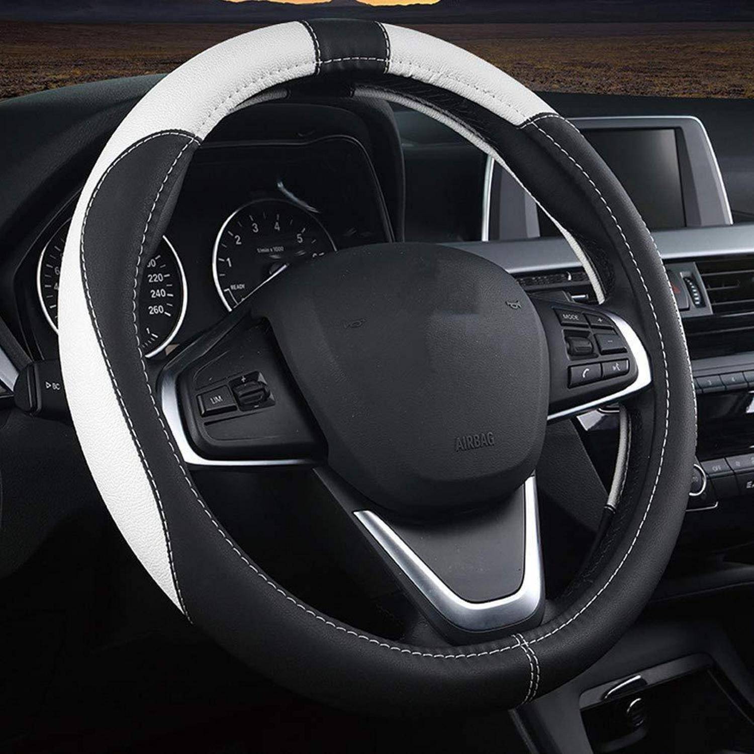 Schwarze und weiße Lenkradabdeckung auf einem Autolenkrad, die ein sportliches zweifarbiges Design in der Fahrzeugkabine zeigt.