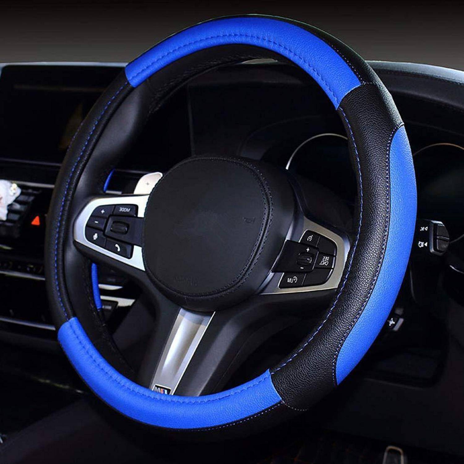 Autolenkrad mit blau-schwarzem Bezug, das integrierte Steuertasten an den Speichen innerhalb einer Fahrzeugkabine zeigt.