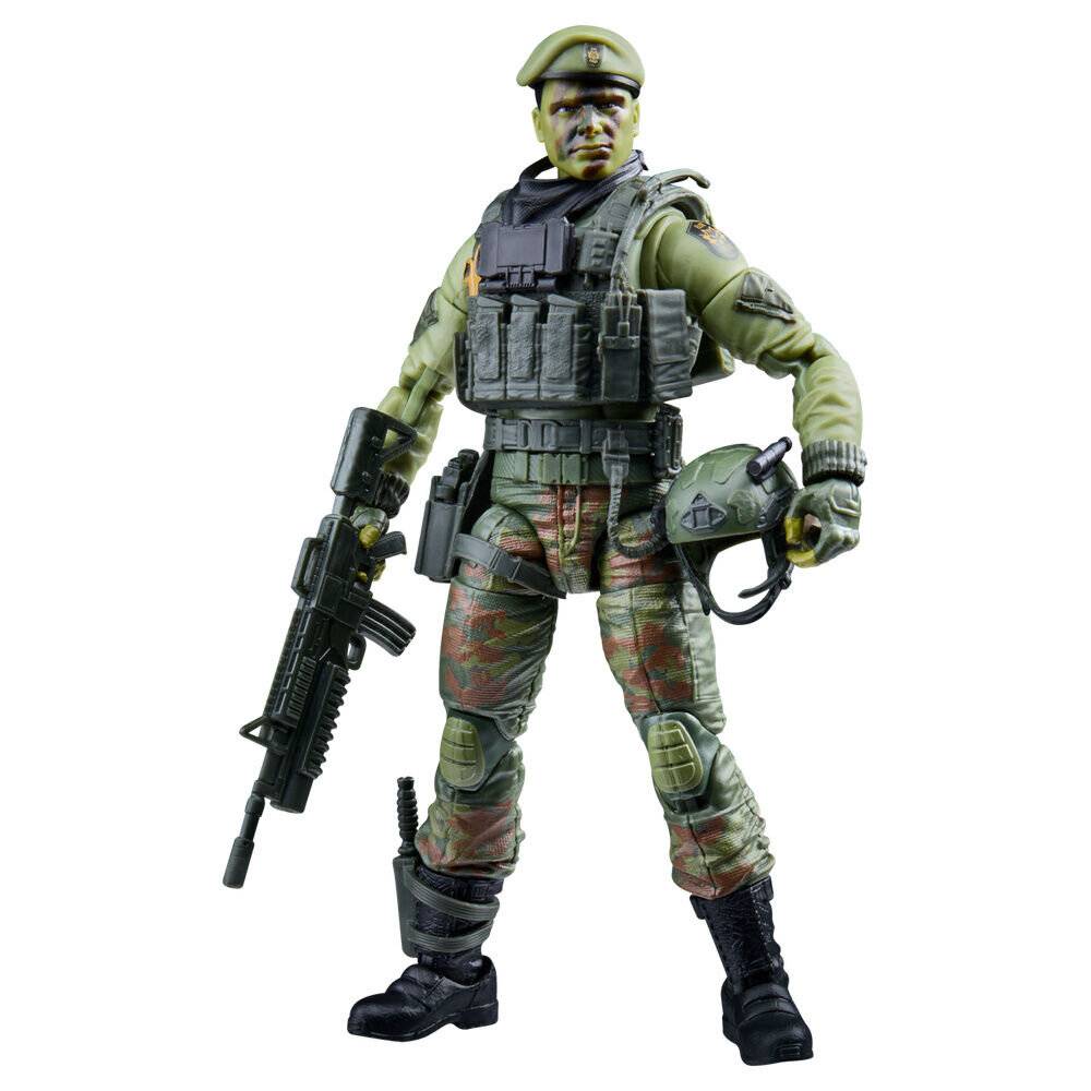 Actionfigur eines Soldaten in Tarnuniform und taktischer Ausrüstung, der ein Gewehr hält und einen Helm trägt, freigestellt auf weißem Hintergrund.