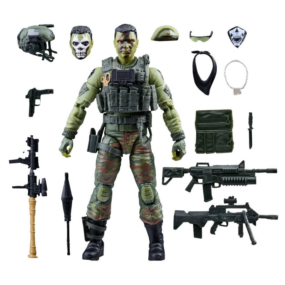 Actionfigur im Militärstil mit Tarnausrüstung, umgeben von austauschbarem Zubehör, einschließlich Waffen, Helmen, Masken und taktischer Ausrüstung.
