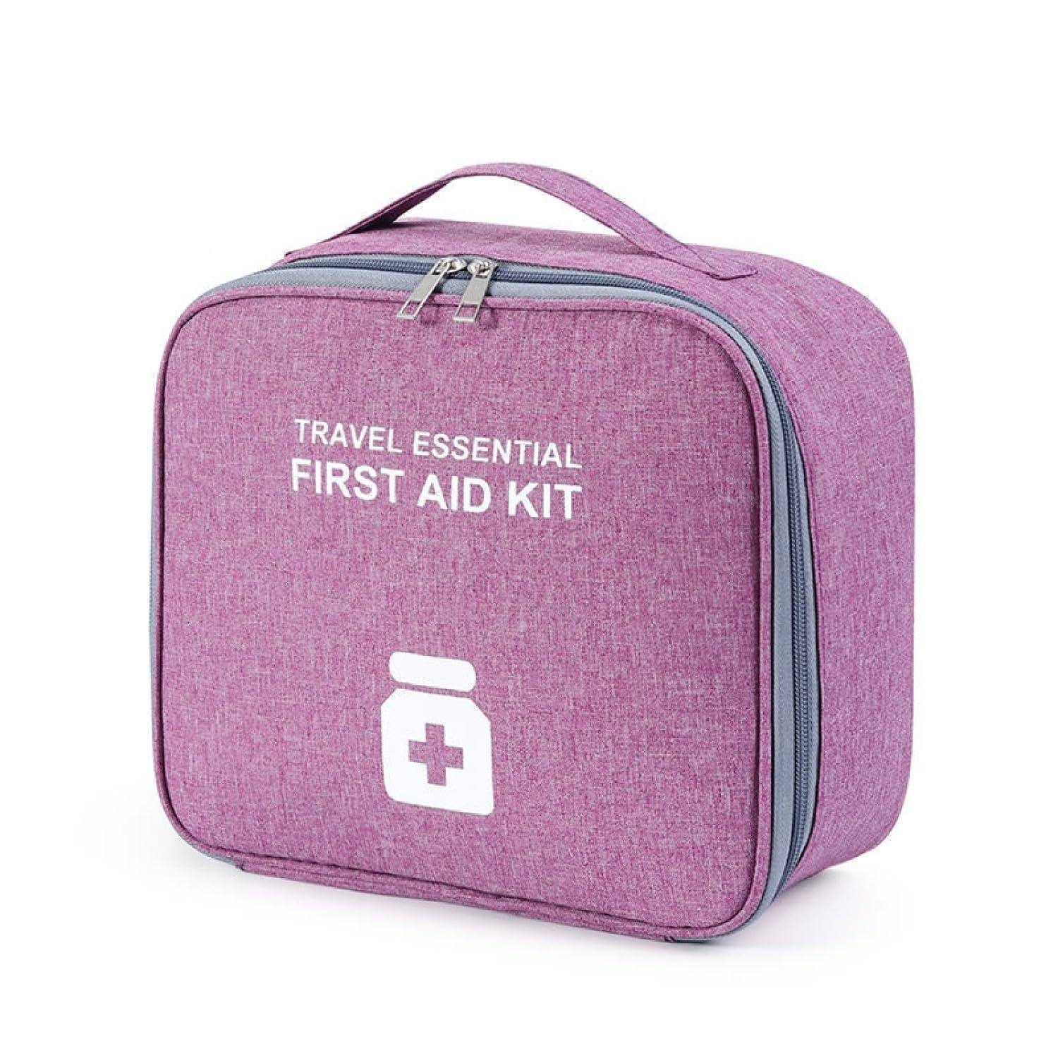 Violette Reiseapotheke mit Reißverschluss und Griff, beschriftet mit „TRAVEL ESSENTIAL FIRST AID KIT
